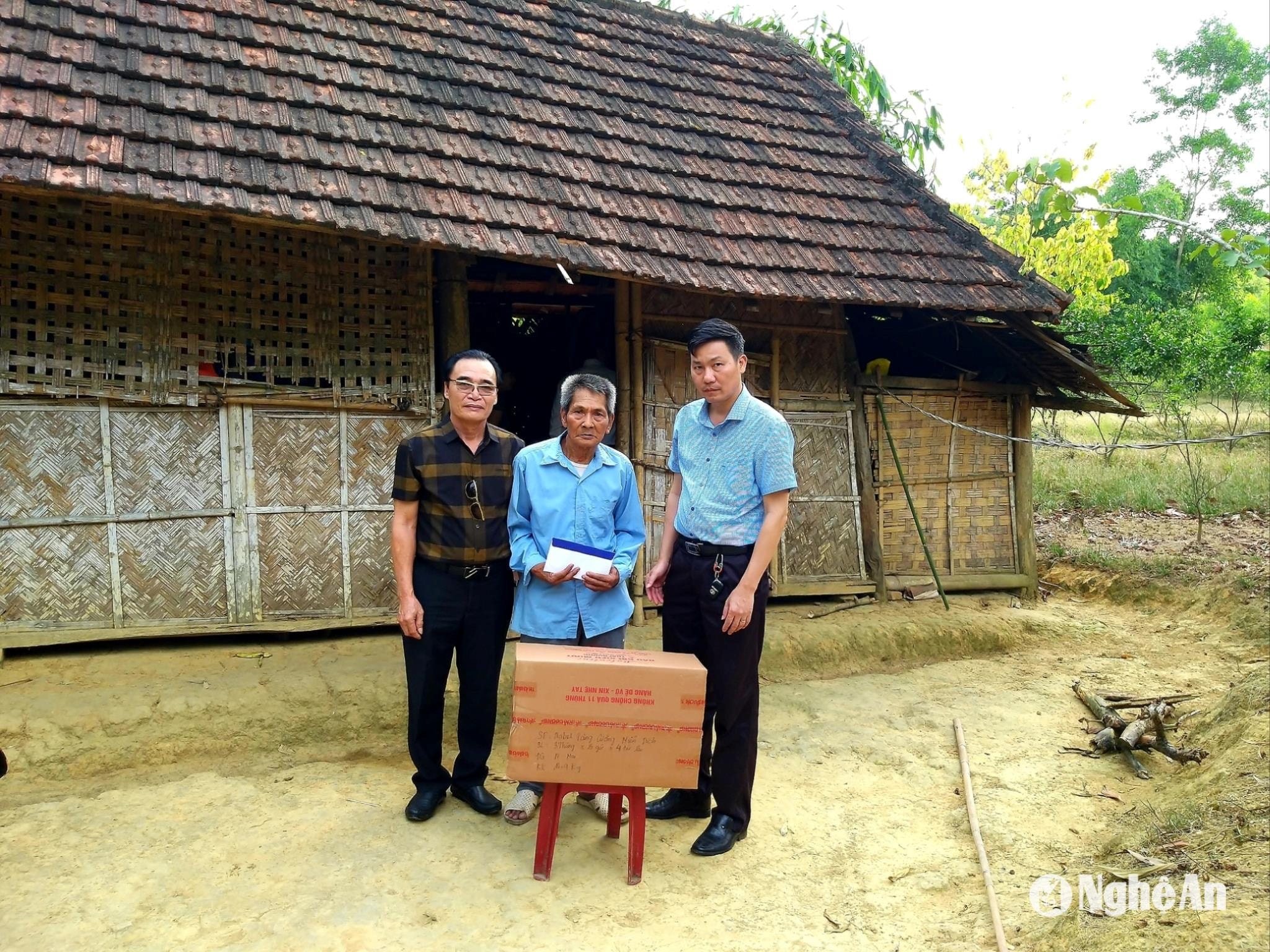 bac-sy-nguyen-van-huong-ben-phai-tang-qua-cho-benh-nhan-kho-khan-tai-xa-luc-da-con-cuong-2-.jpg