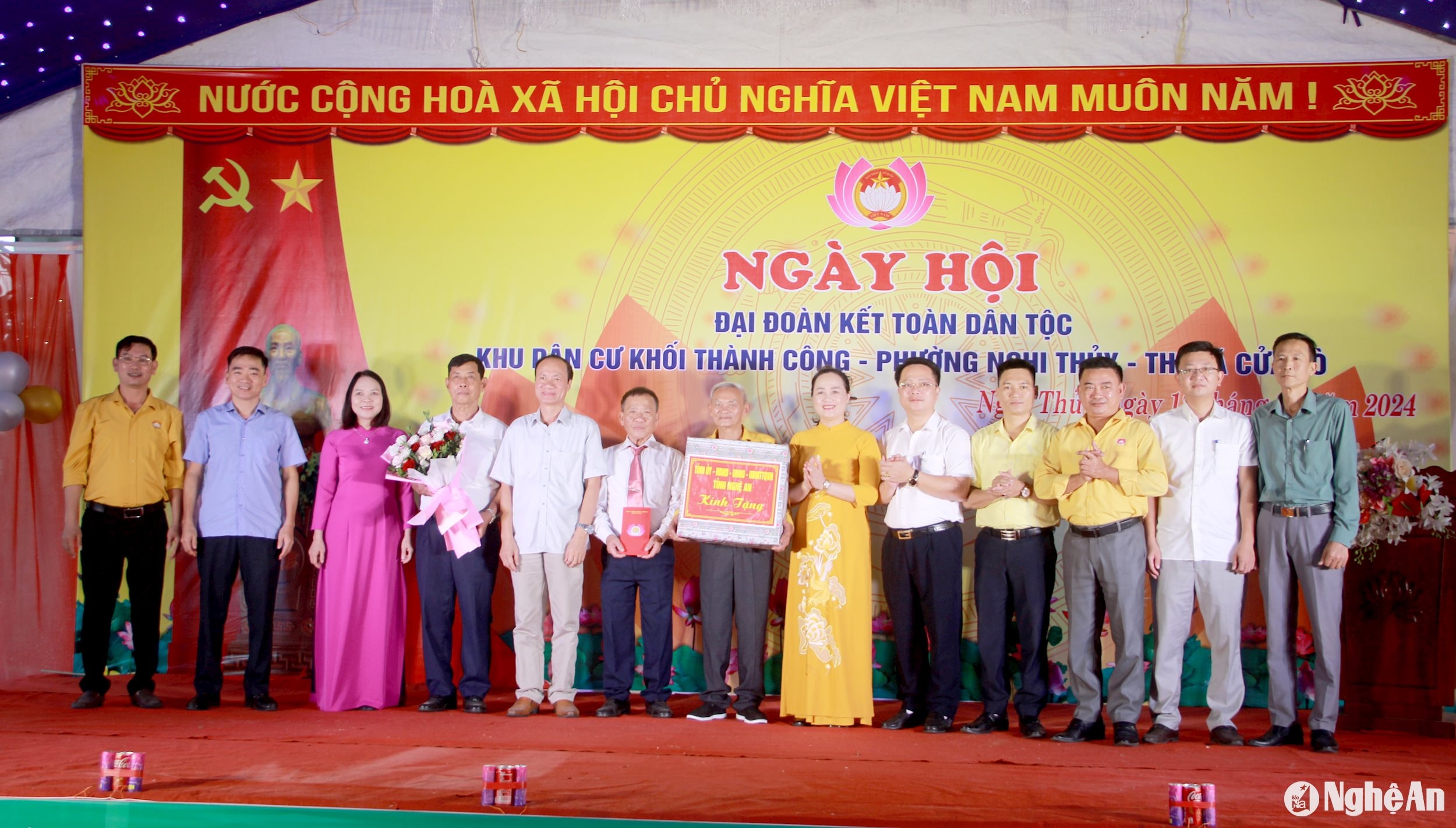 Ủy ban MTTQ tỉnh Nghệ An và T.X Cửa Lò tặng quà cho khối Thành Công, phường Nghi Thủy. Ảnh: Quang An