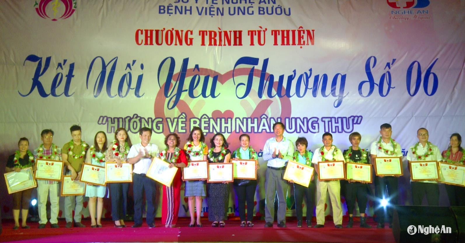 chuong-trinh-tu-thien-ket-noi-yeu-thuong-tai-benh-vien-ung-buou-nghe-an-co-moi-duoc-ca-nhung-ca-si-noi-tieng-nhu-shiu-blach.jpg