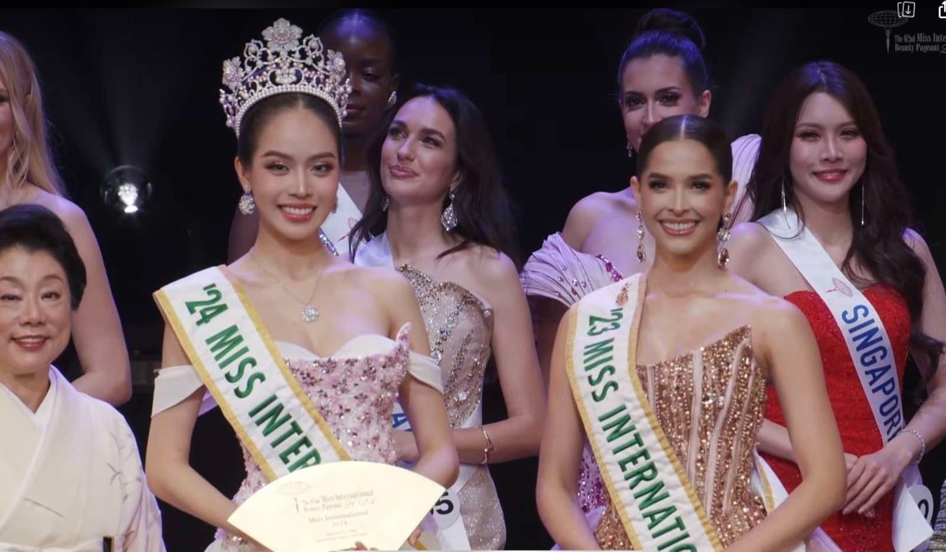 Thanh Thủy đem vương miện Miss International đầu tiên về cho Việt Nam. Ảnh: Cắt từ video 