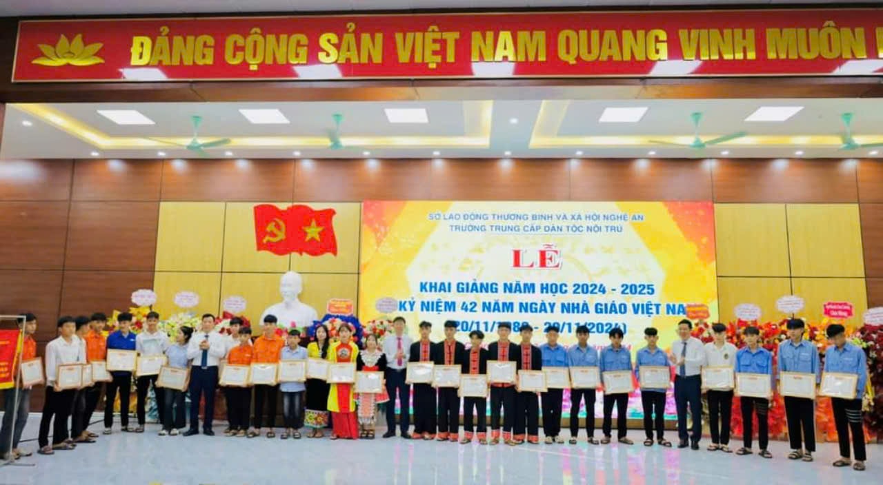 Ban Giám hiệu nhà trường trao thưởng cho các học sinh vượt khó có kết quả học tâpj tốt 