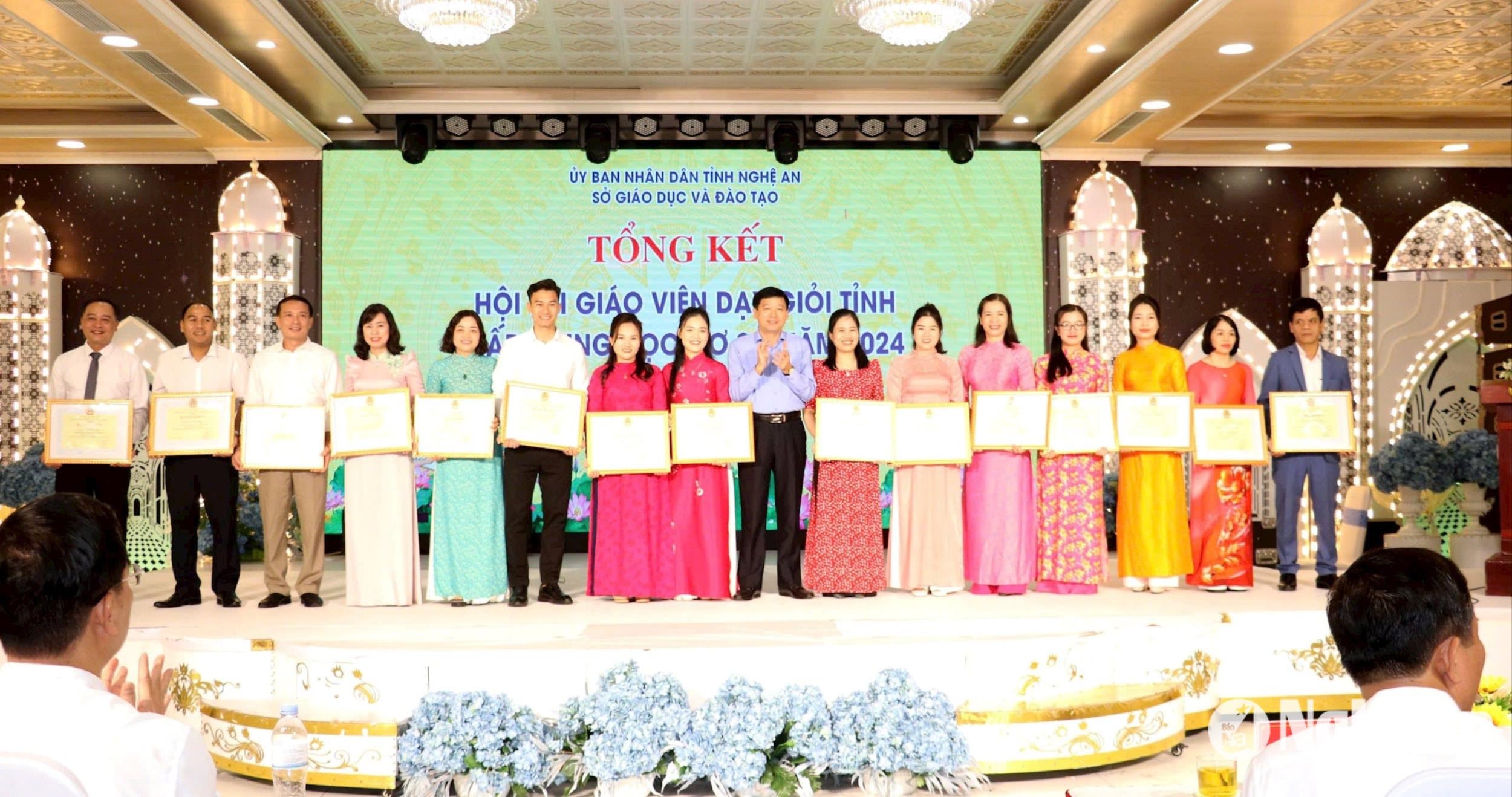 bna_chu-tich-lien-doan-lao-dong-tinh-kha-van-tam-tang-bang-khen-cho-cac-giao-vien-xuat-sac-nhat-hoi-thi.-anh-my-ha(1).jpg