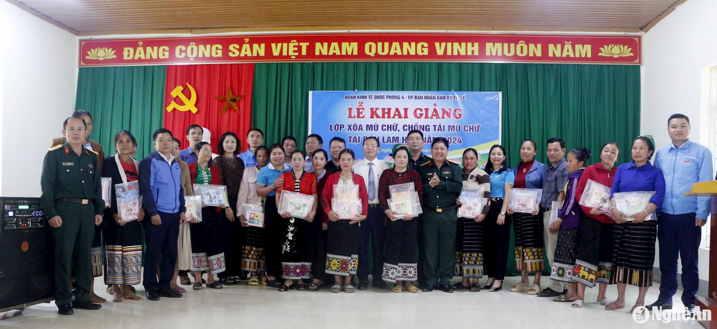 Đoàn Kinh tế quốc phòng 4 tặng quà cho các học viên lớp xóa mù chữ ở xã Tri Lễ - Quế Phong