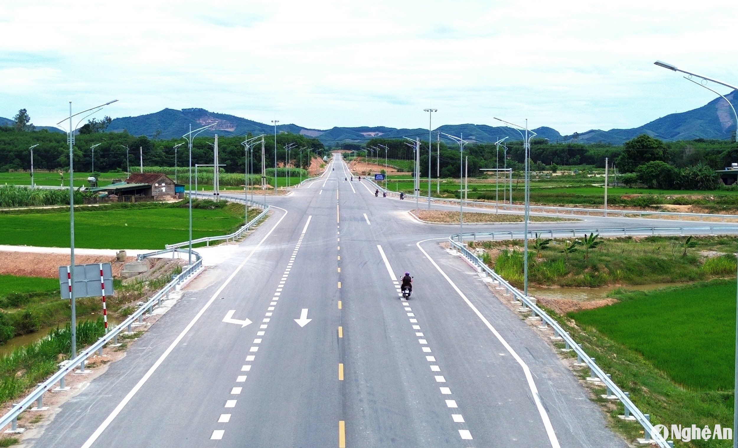 Dự án đường 7C nối dài lên đường Hồ Chí Minh .....đường giao thông từ Quốc lộ 7C ở huyện Đô Lương nối đường mòn Hồ Chí Minh ở Tân Kỳ, xây dựng trạm điện 110 KV tại Tân Kỳ. Cơ sở hạ tầng từng bước được đầu tư đồng bộ,