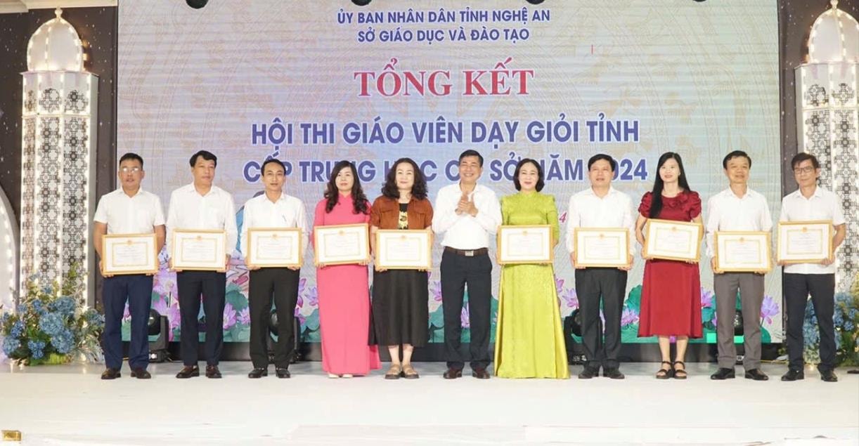 bna_giam-doc-so-giao-duc-va-dao-tao-khen-thuong-cho-cac-tap-the-xuat-sac-nhat-hoi-thi(1).jpg