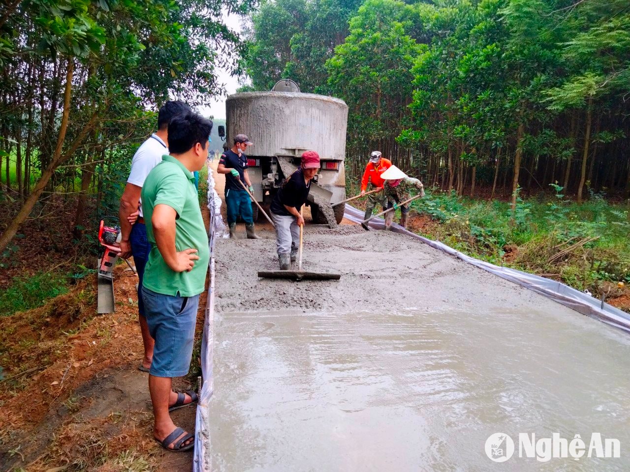 Người dân xã Tân An Tân Kỳ chung tay xây dựng đường NTM ảnh QA