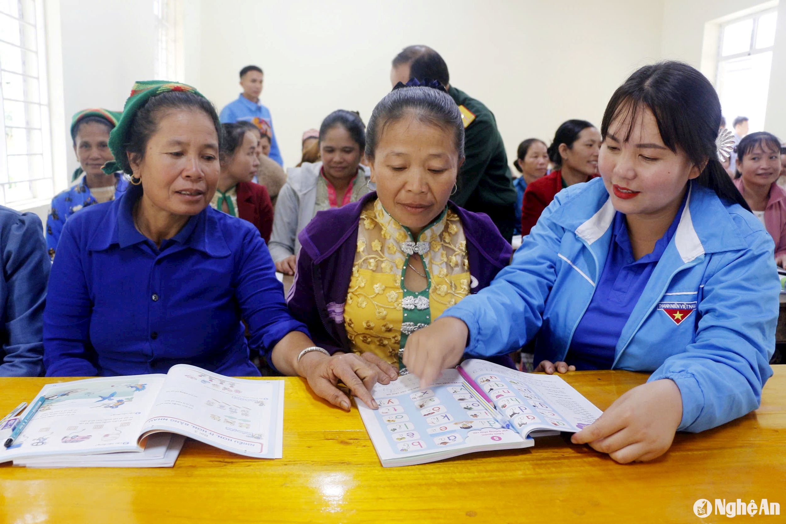 Nhiều tình nguyện viên lớp xóa mù chữ là người địa phương, am hiểu phong tục tập quán của đồng bào dân tộc thiểu số.