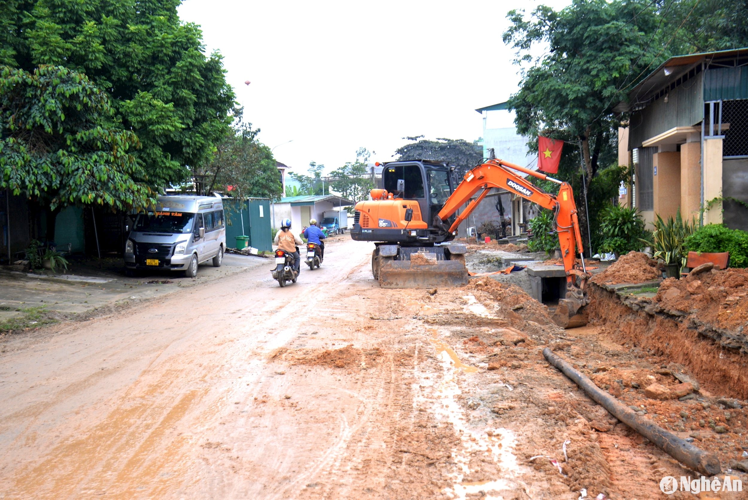 Trong 3 năm qua, Tân kỳ còn được Nhà nước đầu tư nâng cấp nhiều tuyến đường trọng điểm khác: Quốc lộ 15B, tuyến đường Tân An đi Đồng Văn, nâng cấp giao thông nội thị trấn Tân Kỳ... Hiện nay các đơn vị đang đẩy nhanh tiến độ thi công tại các dự án, phấn đấu hoàn thành một số công trình trước Đại hội Đảng bộ huyện nhiệm kỳ 2025 - 2030. Trong ảnh: Thi công trên tuyến đường từ ngã tư trung tâm thị trấn đến Trung tâm Y tế huyện. Ảnh: Xuân Hoàng