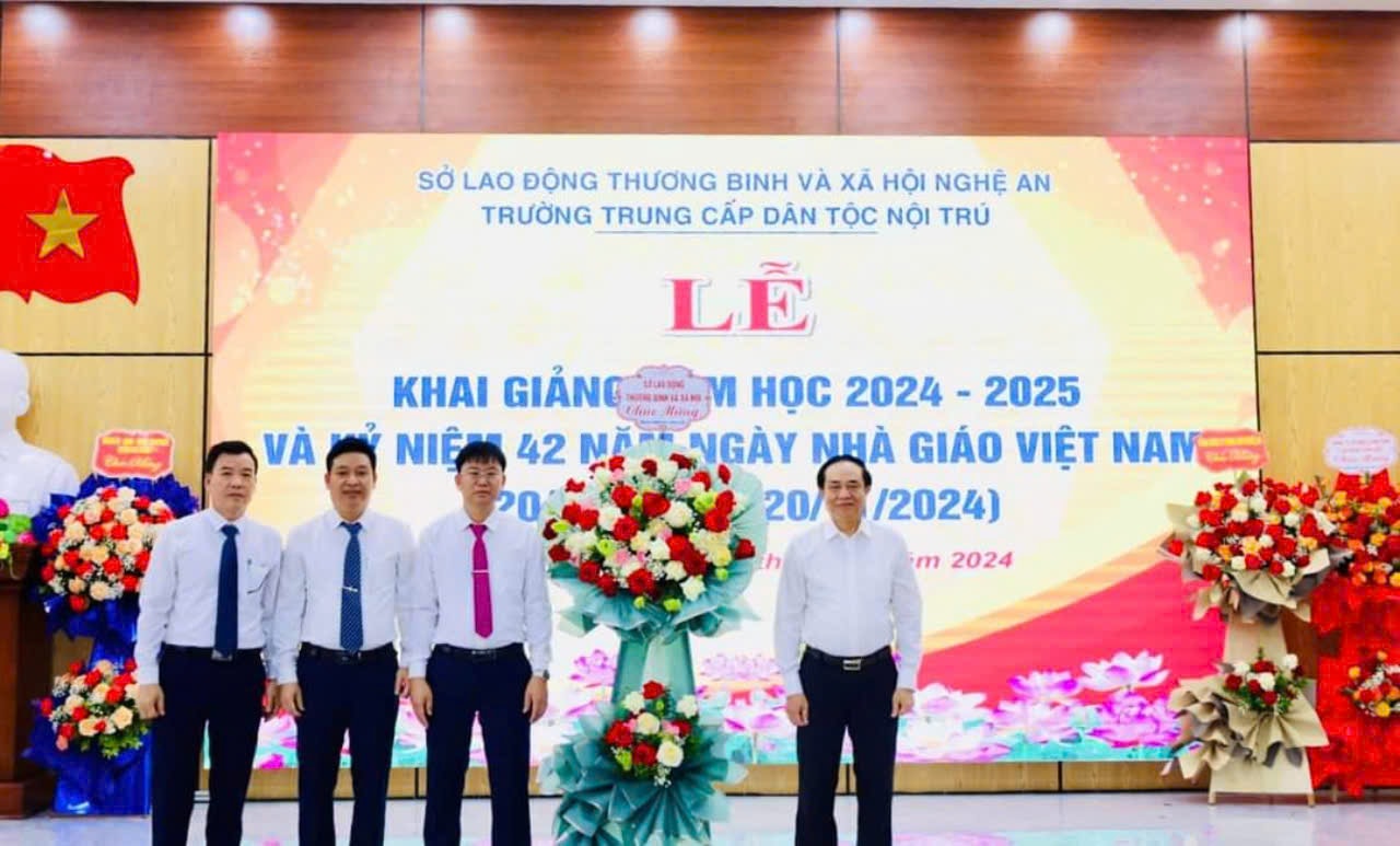 Giám đốc Sở LĐTB & XH Đoàn Hồng Vũ tặng hoa chúc mừng thầy và trò nhà trường