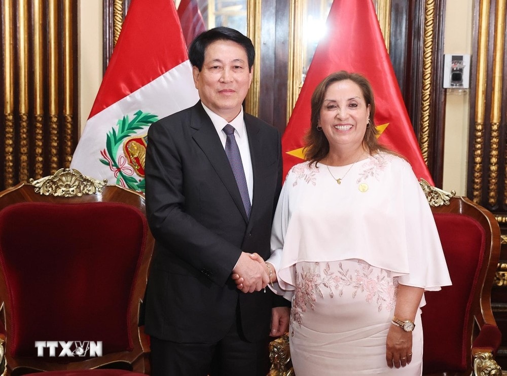 Tổng thống Peru Dina Ercilia Boluarte Zegarra chủ trì lễ đón Chủ tịch nước Lương Cường thăm chính thức Peru. (Ảnh: Lâm Khánh/TTXVN)