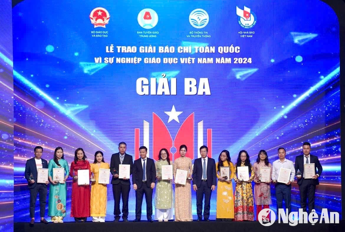 Trao giải Ba cho các tác giả