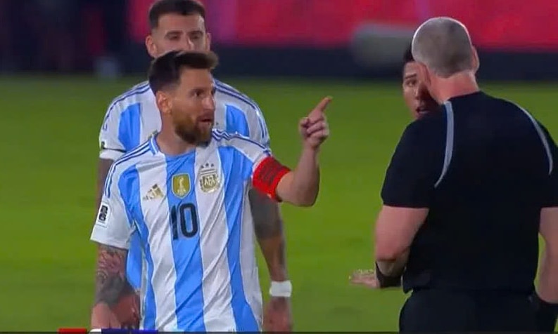 Lionel Messi phản ứng trọng tài trong trận Argentina thua Paraguay 1-2