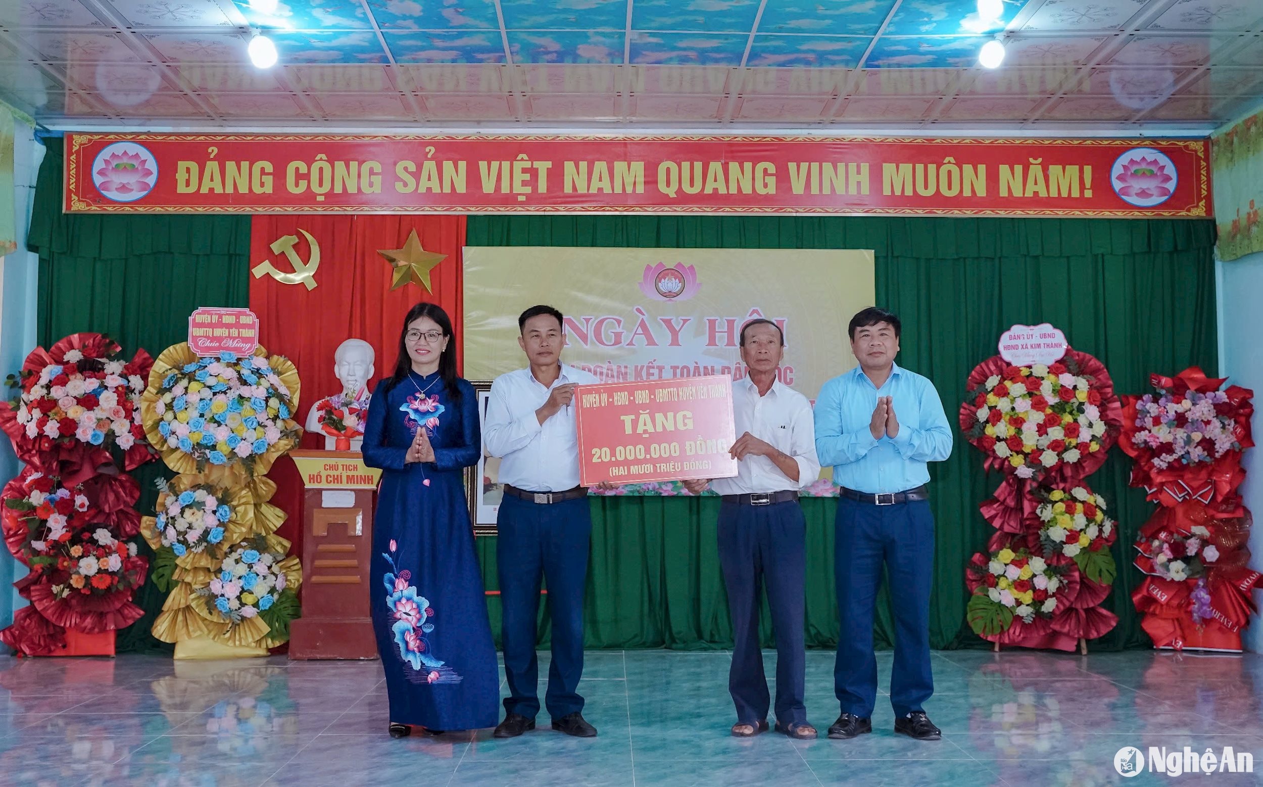  Huyện ủy - HĐND - UBND - UBMTTQ huyện Nghĩa Đàn tặng khu dân cư xóm Ngọc Liên 20 triệu đồng