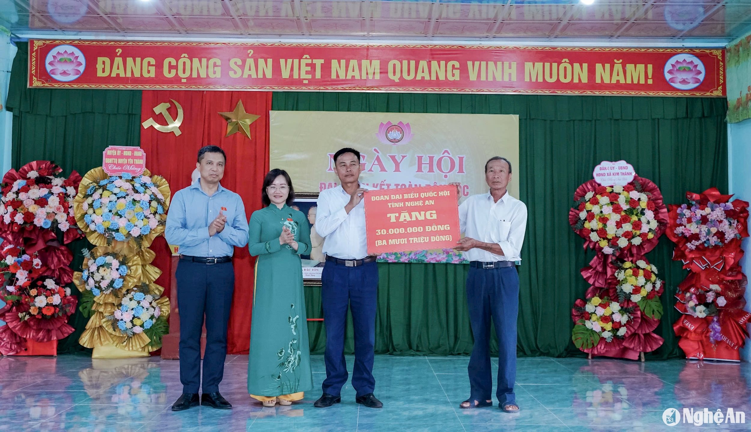 Đoàn Đại biểu QH tỉnh Nghệ An tặng khu dân cư xóm Ngọc Liên 30 triệu đồng