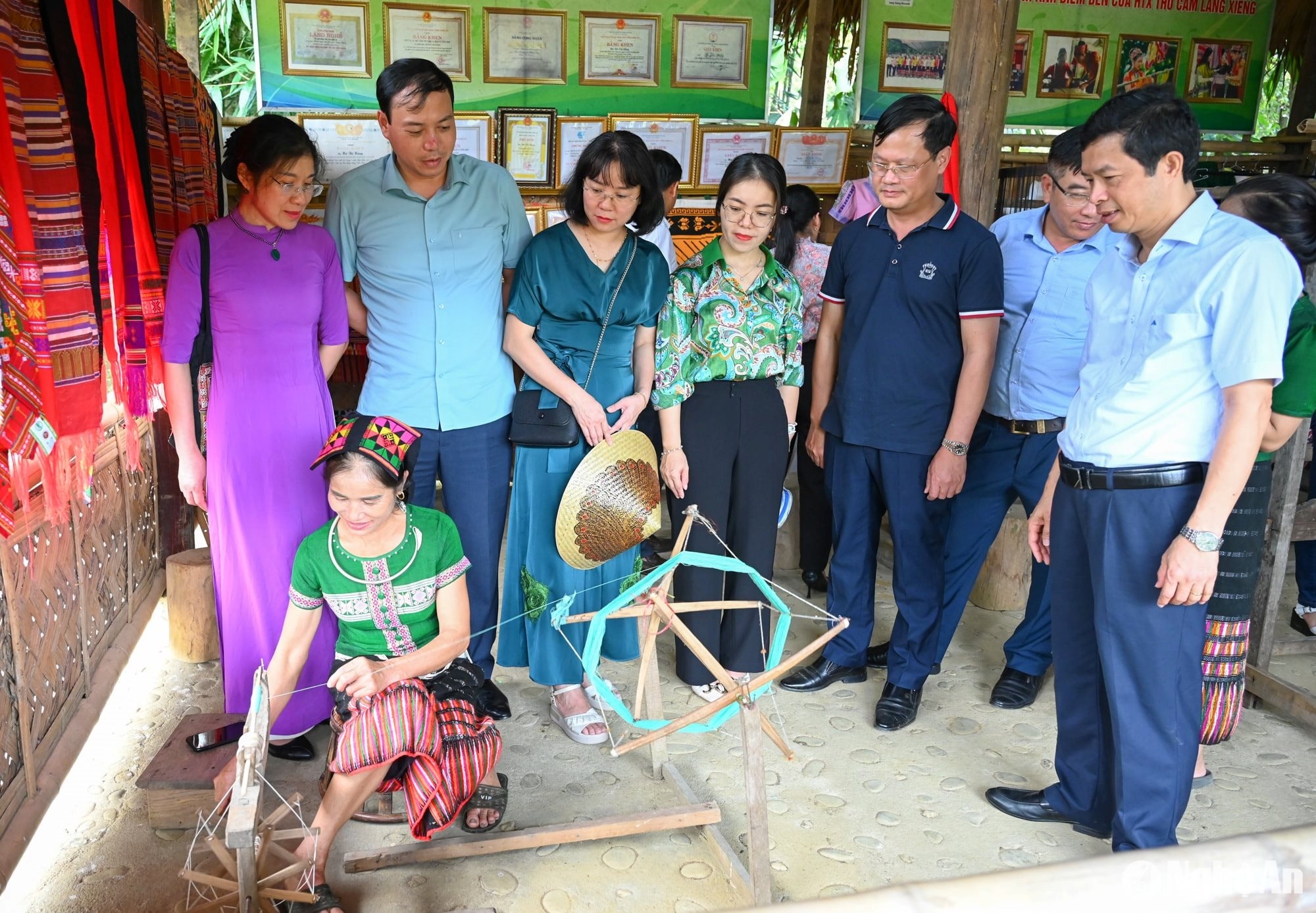 Ban Văn hóa - Xã hội phối hợp với Ban Dân tộc khảo sát mô hình bảo tồn bản sắc văn hóa dân tộc trên địa bàn huyện Con Cuông. Ảnh Thành Cường