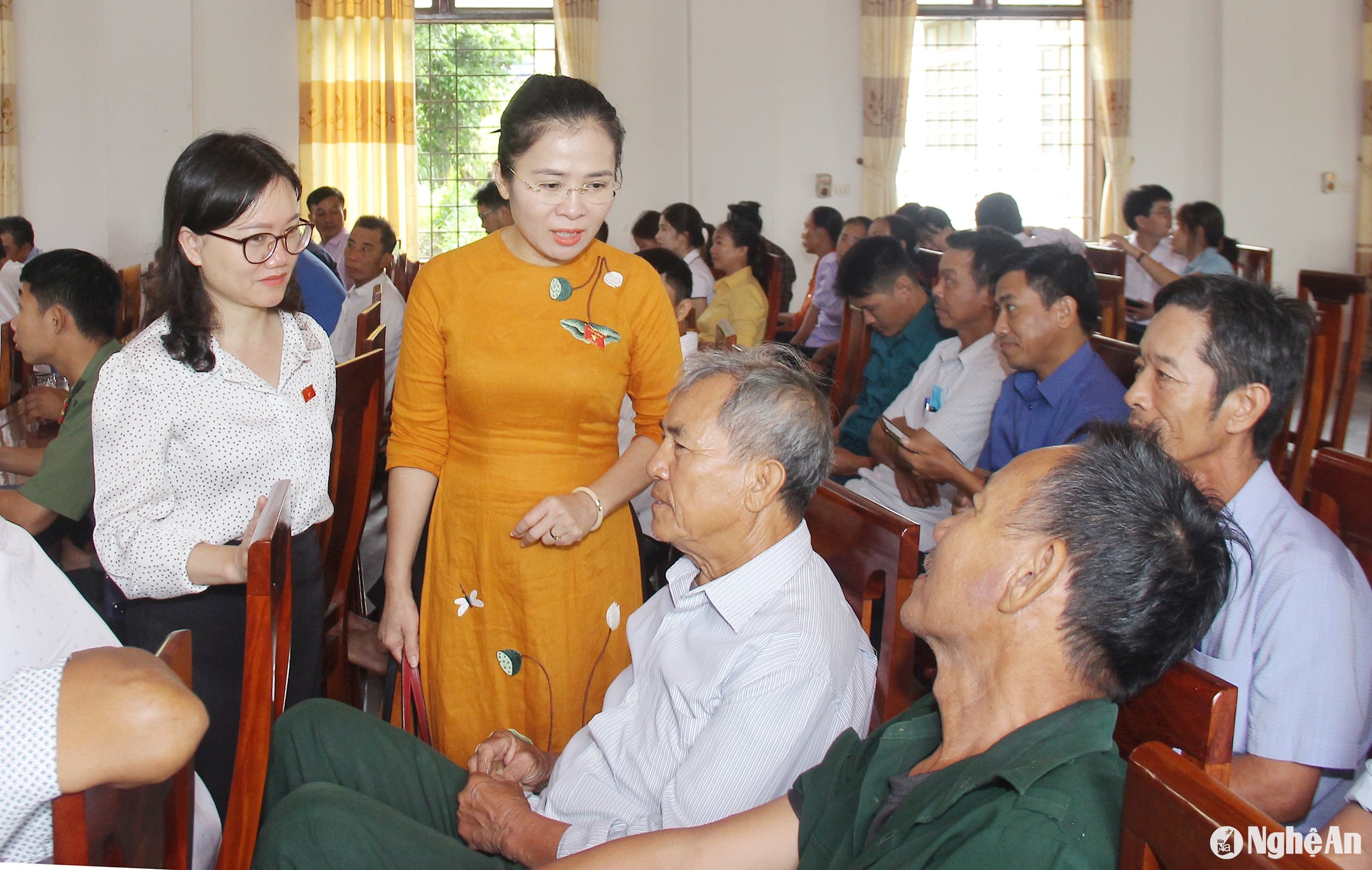 Các đại biểu Quốc hội tỉnh trao đổi thân tình với cử tri trước Hội nghị tiếp xúc cử tri tại huyện Nghi Lộc. Ảnh: Mai Hoa