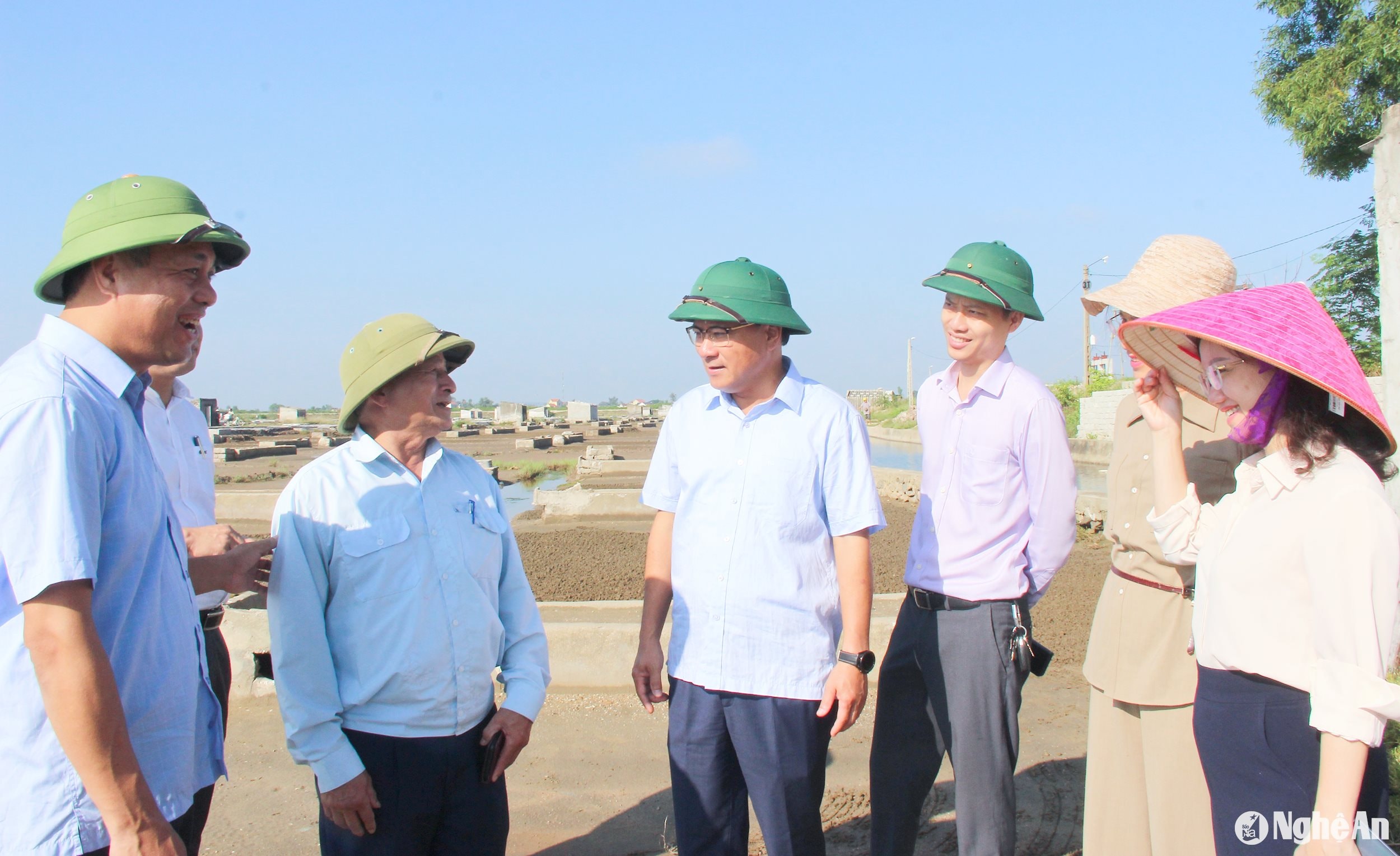 Đoàn đại biểu Quốc hội và Thường trực HĐND tỉnh giám sát việc giải quyết kiến nghị cử tri xã Quỳnh Nghĩa. Ảnh: Mai Hoa