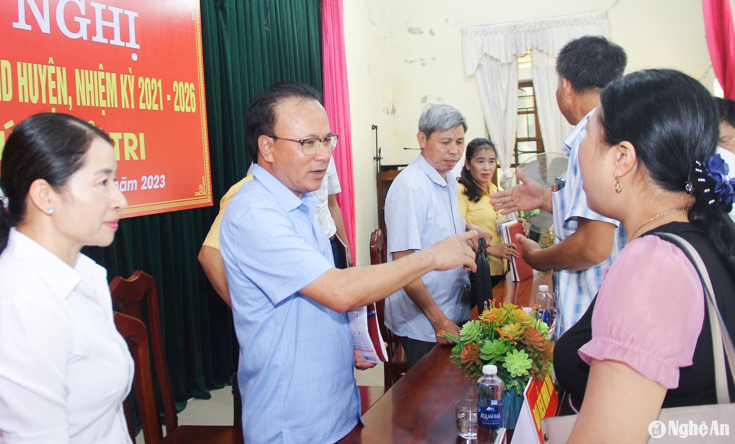 Đồng chí Nguyễn Nam Đình trao đổi với lãnh đạo huyện Thanh Chương trong giải quyết một số kiến nghị của cử tri ngay sau hội nghị tiếp xúc cử tri. A