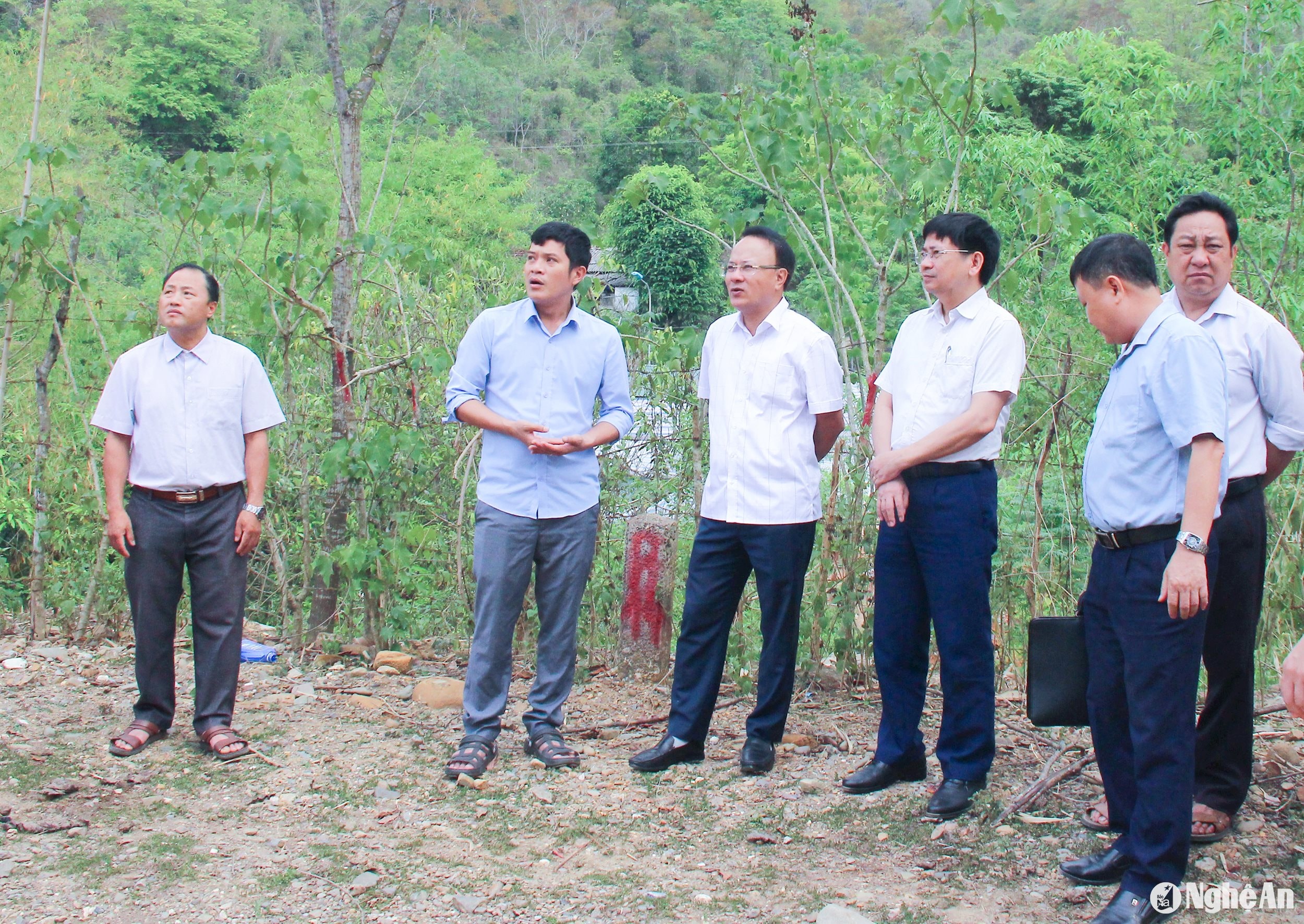 Phó Chủ tịch Thường trực HĐND tỉnh Nguyễn Nam Đình giám sát việc giải quyết kiến nghị cử tri tại huyện Kỳ Sơn. Ảnh Mai Hoa