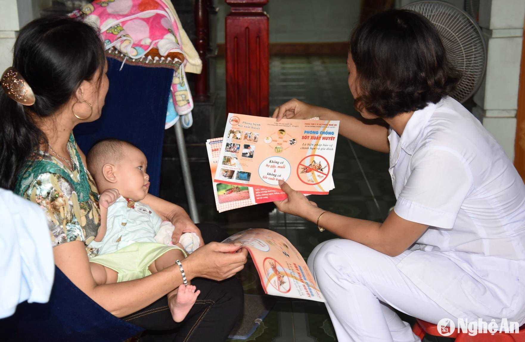 Tuyên truyền cho người dân về sốt xuất huyết ở huyện Diễn Châu. Ảnh Thành Chung