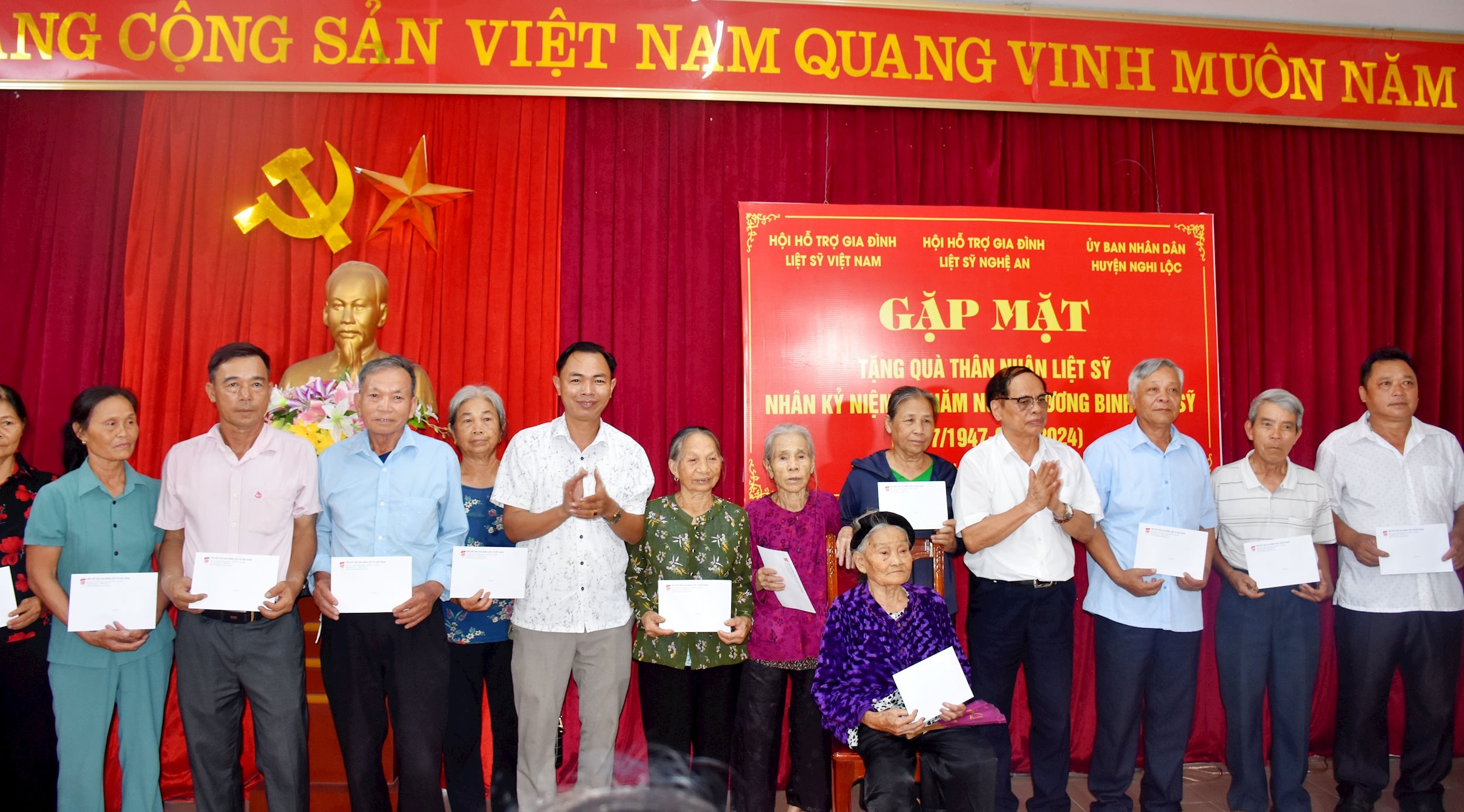 Hội trao quà các gia đình thân nhân liệt sĩ nhân ngày Thương binh liệt sĩ 27/7 . Ảnh: Thu Hương