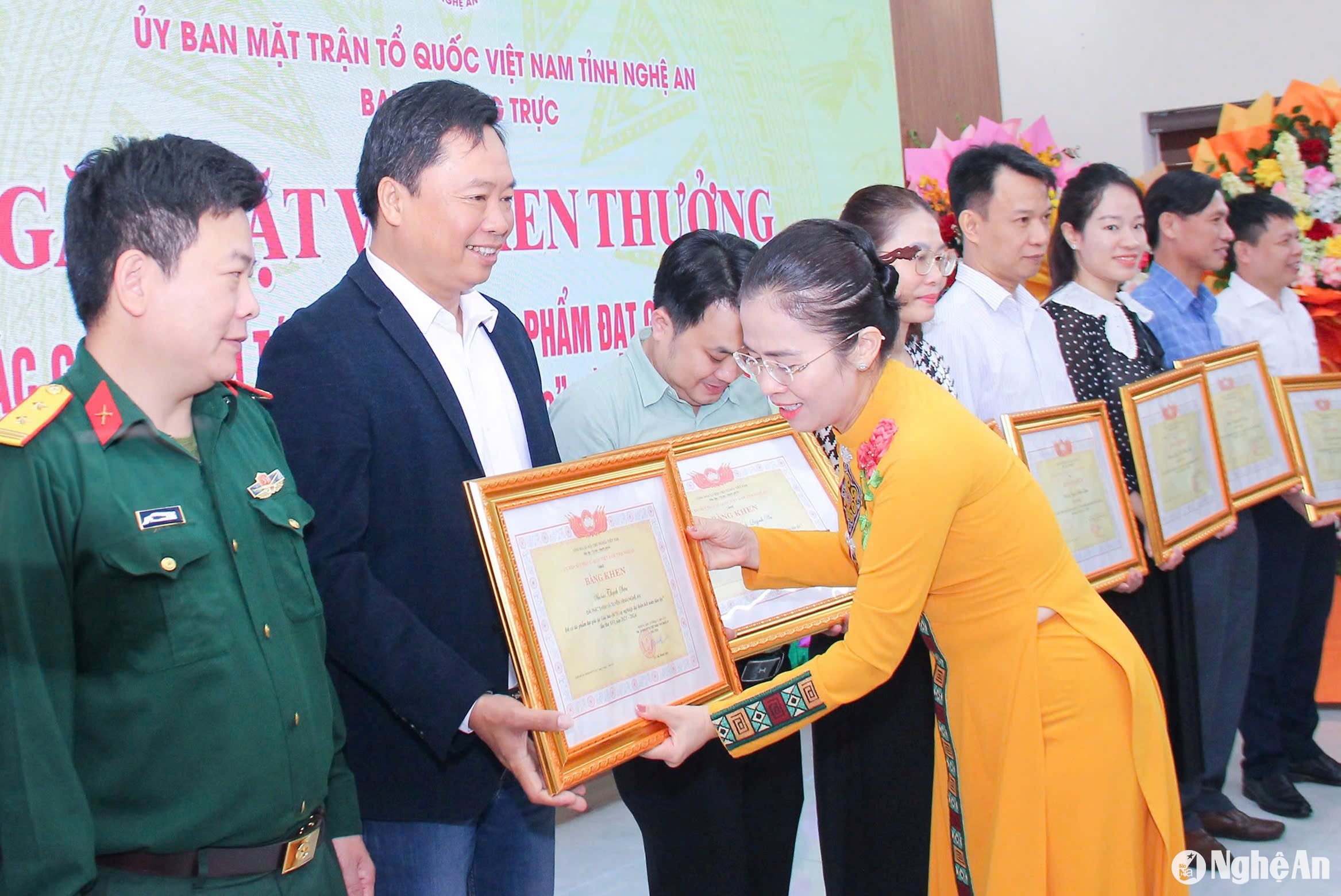 Đồng chí Võ Thị Minh Sinh - Ủy viên Ban Thường vụ Tỉnh ủy, Chủ tịch Ủy ban Mặt trận Tổ quốc tỉnh trao Bằng khen cho tác giả đạt giải B, Giải báo chí 