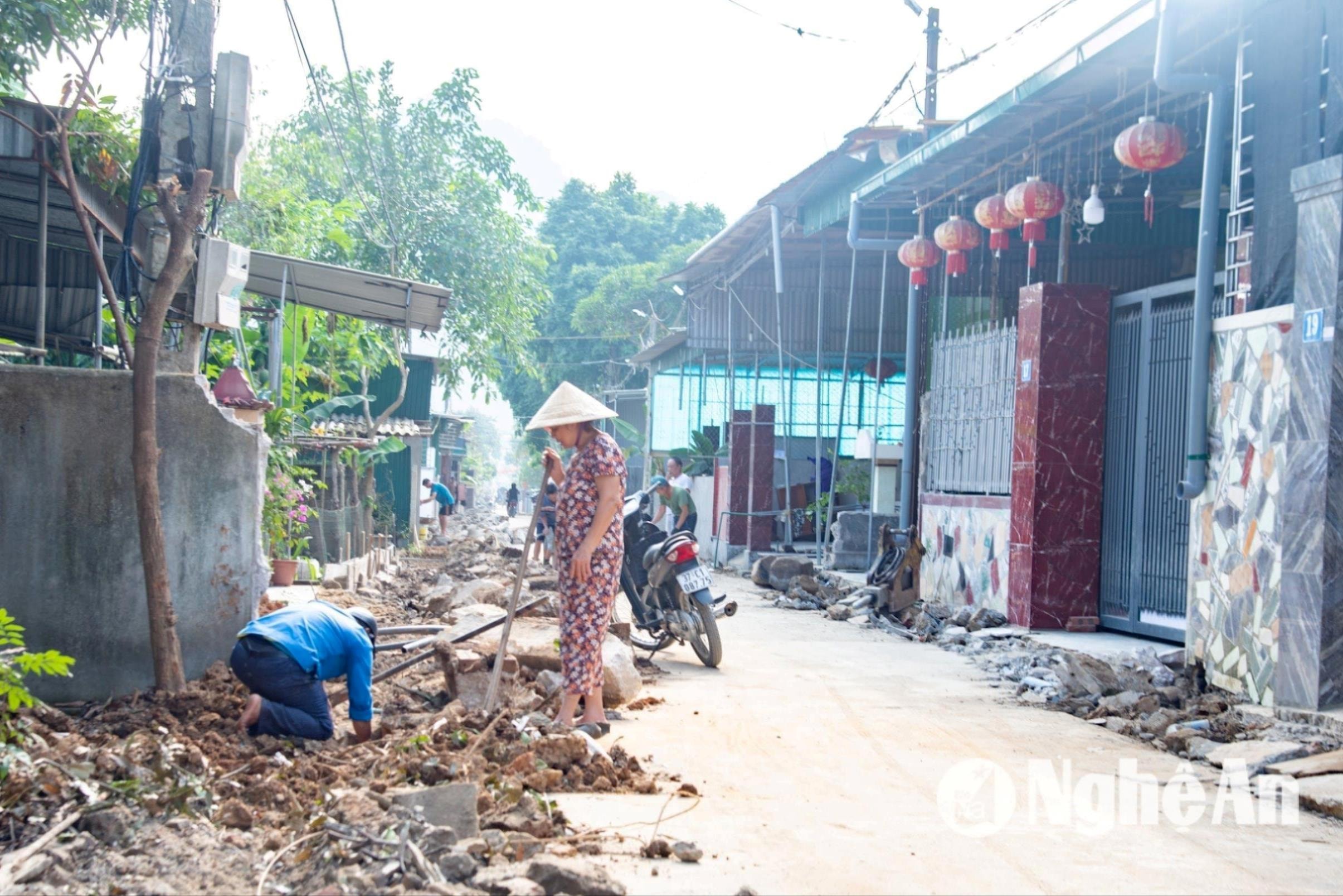 nguoi-dan-thon-lien-tan-xa-bong-khe-hien-dat-gop-suc-lam-duong-giao-thong-nong-thon-1-.jpg