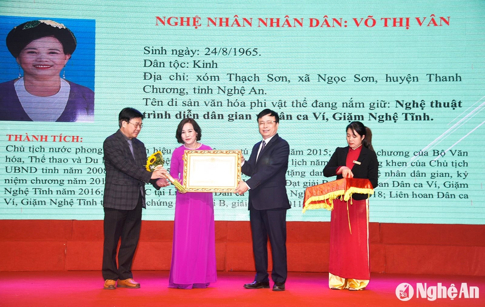 Nghệ nhân Võ Thị Hồng Vân nhận danh hiệu Nghệ nhân Nhân dân vào tháng 12-2022. Ảnh Minh Quân