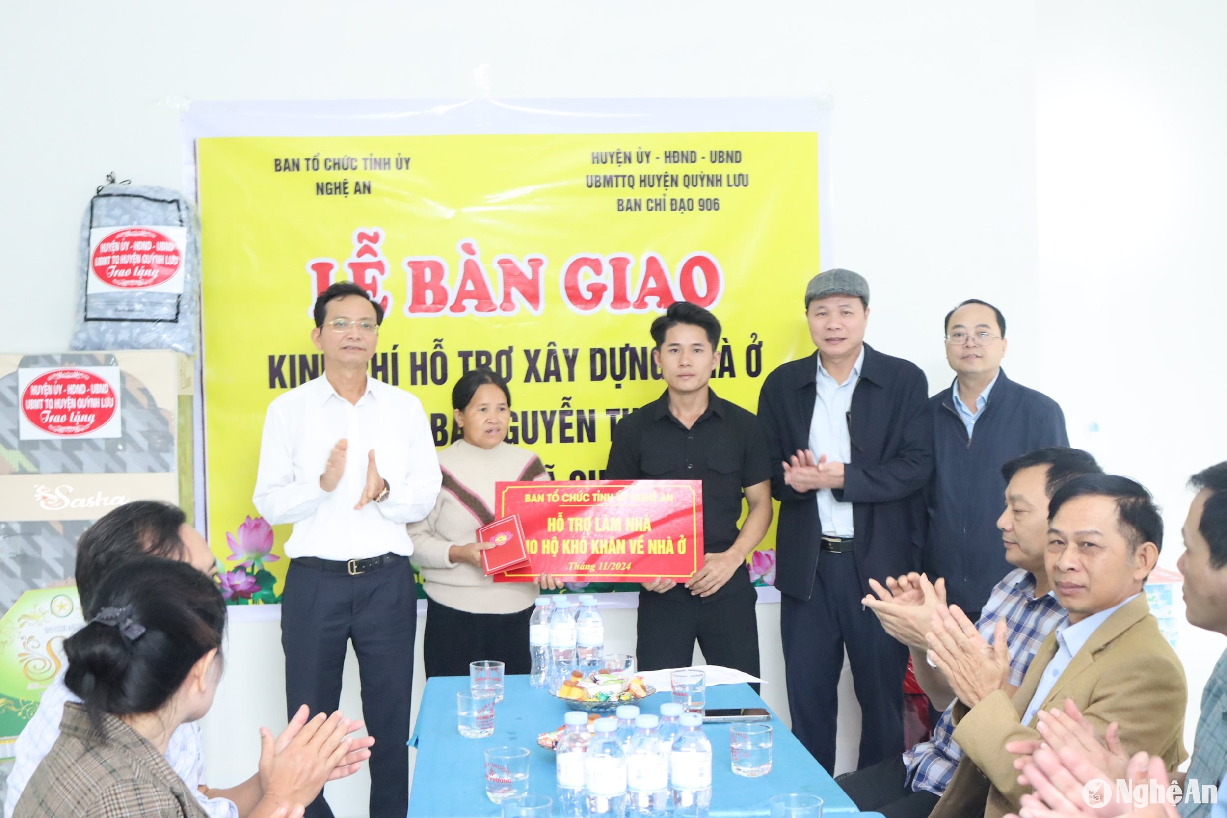 Lãnh đạo Ban Tổ chức Tỉnh ủy cùng huyện Quỳnh Lưu trao hỗ trợ xây nhà cho gia đình bà ...Ảnh Việt Hùng