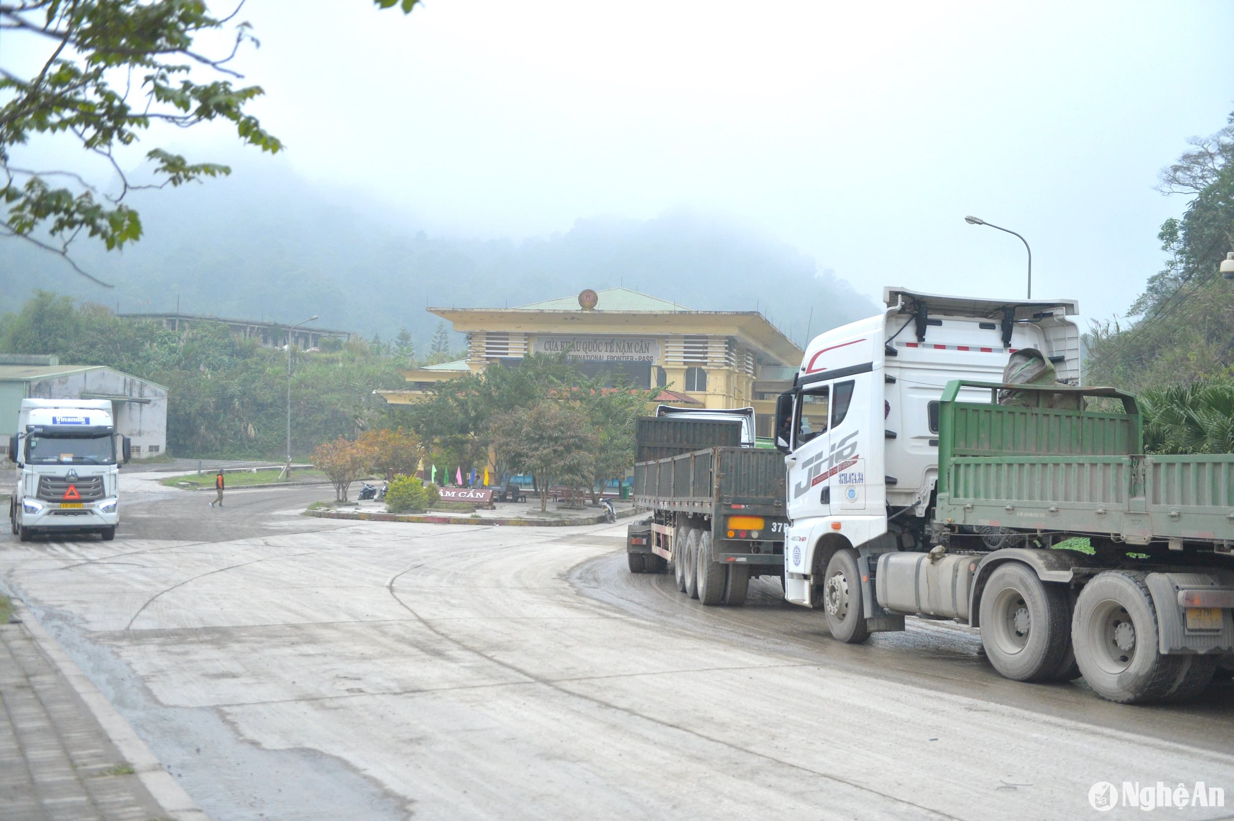 Cửa khẩu quốc tế Nậm Cắn huyện Kỳ SơnNhững ngày cuối năm, Cửa khẩu quốc tế Nậm Cắn huyện Kỳ Sơn khá nhộn nhịp, các loại xe chở hàng hóa tấp nập chờ thông quan. Theo các lực lượng chức năng cho biết, với lượng xe nhiều hàng hóa lớn, các đối tượng buôn lậu thường lợi dụng sử dụng các thủ đoạn tinh vi để qua mặt các lực lượng chức năng, như cất giấu, trộn lẫn hàng hóa trong các xe vận tải.