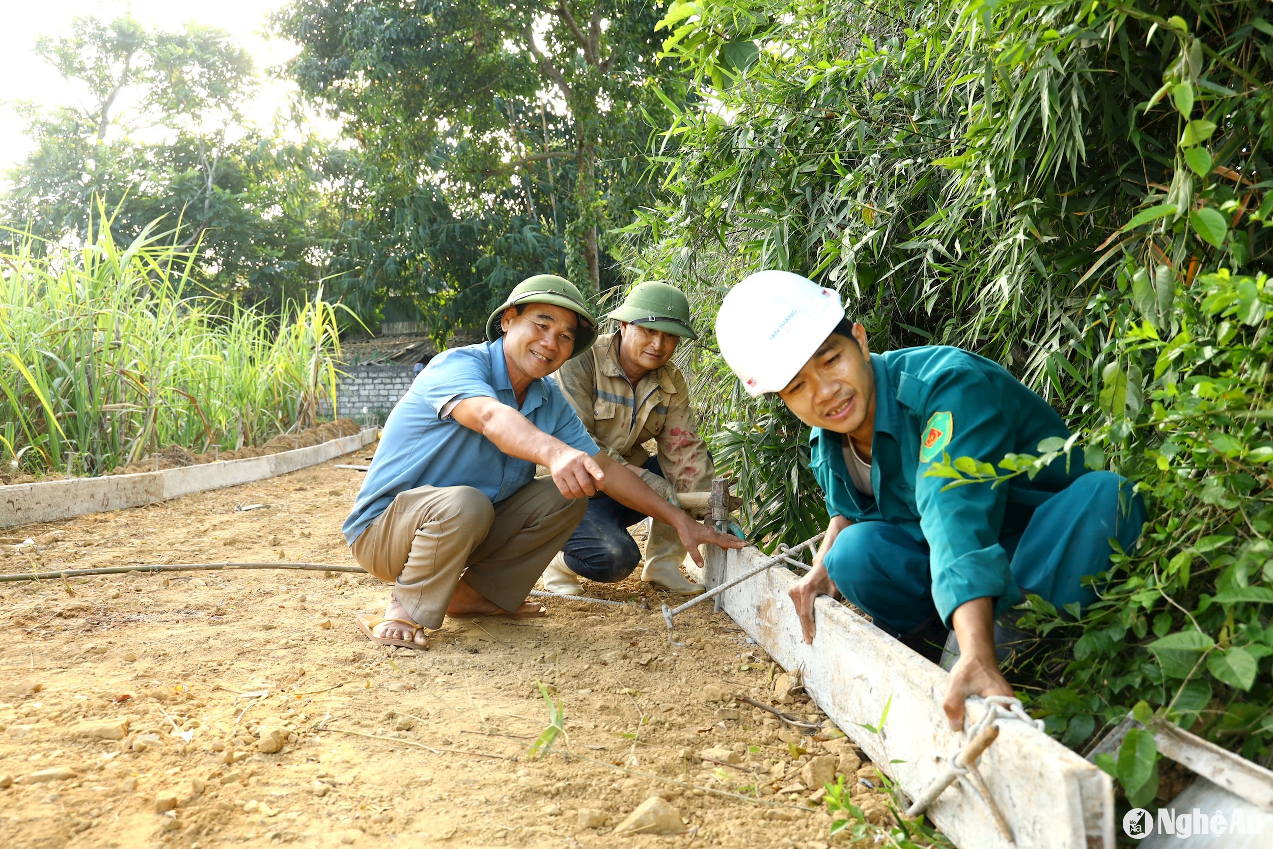 Ông Trần Ngọc Phúc (bân trái)- Bí thư chi bộ kiêm Xóm trưởng xóm Đông Hội, xã Nghĩa Hội, Nghĩa Đàn cùng nhóm thợ chuẩn bị đổ bê tông tuyến đường nội đồng. Ảnh Nguyên Nguyên