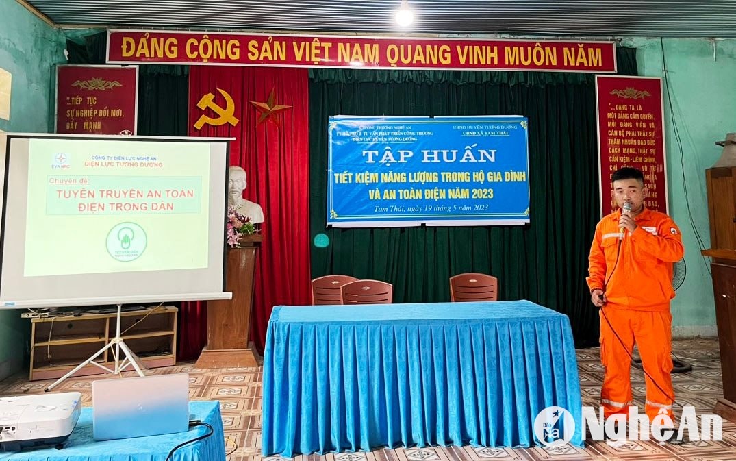 Cán bộ Điện lực huyện Tương Dương tập huấn kiến thức sử dụng an toàn điện cho người dân. 