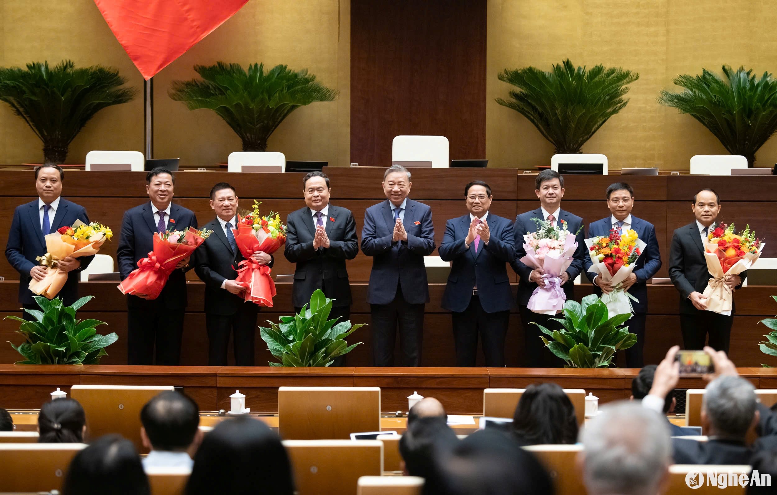 Các đồng chí: Tổng Bí thư Tô Lâm, Thủ tướng Chính phủ Phạm Minh Chính, Chủ tịch Quốc hội Trần Thanh Mẫn tặng hoa chúc mừng các đồng chí được Quốc hội bầu, phê chuẩn vào các vị trí công tác mới. Ảnh: Nam An