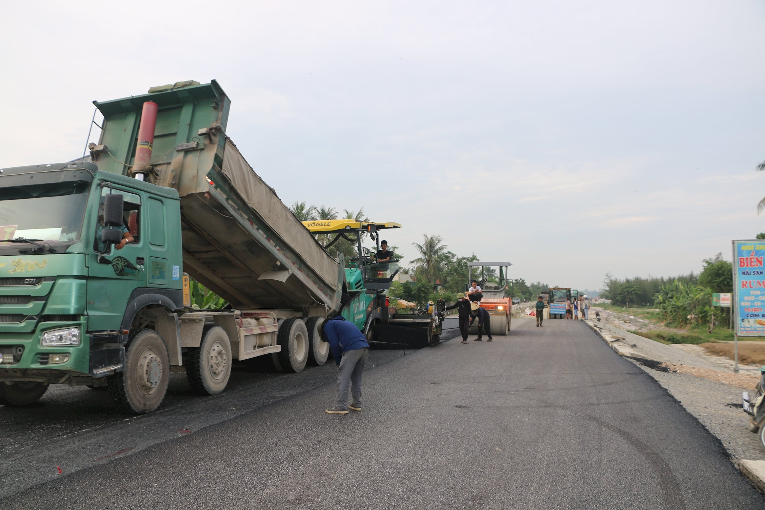 Thi công với dây chuyền công nghệ, máy móc lạc hậu gây ô nhiễm môi trường đến mức nếu phải quan trắc kiểm tra xác định lưu lượng thì sẽ phải nạp lệ phí khí thải ra môi trường. Ảnh Nguyễn Hải