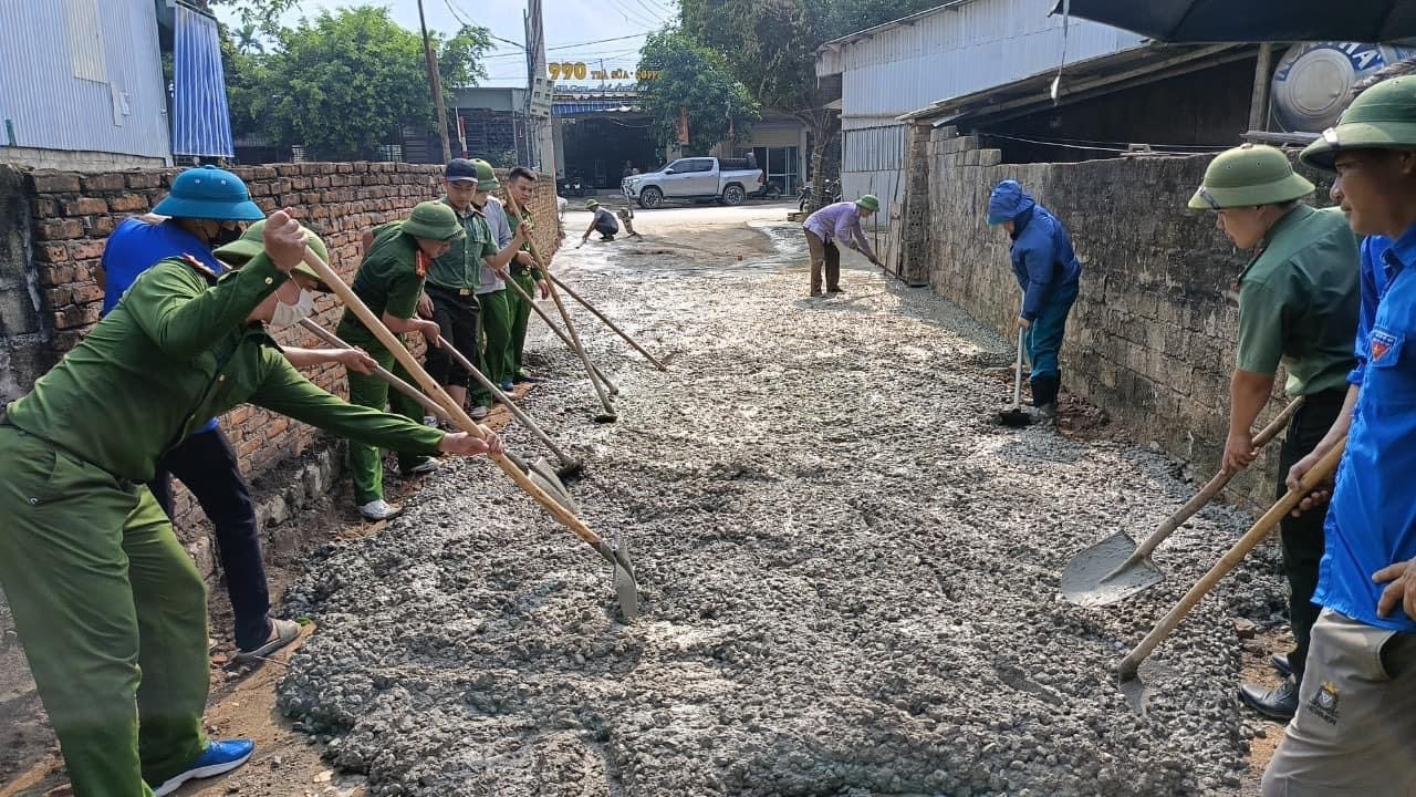 Các đoàn viên Đoàn Thanh niên huyện Quỳ Hợp cùng giúp người dân đổ bê tông con đường nội thôn. Ảnh: Đoàn TN Công an huyện Quỳ Hợp.