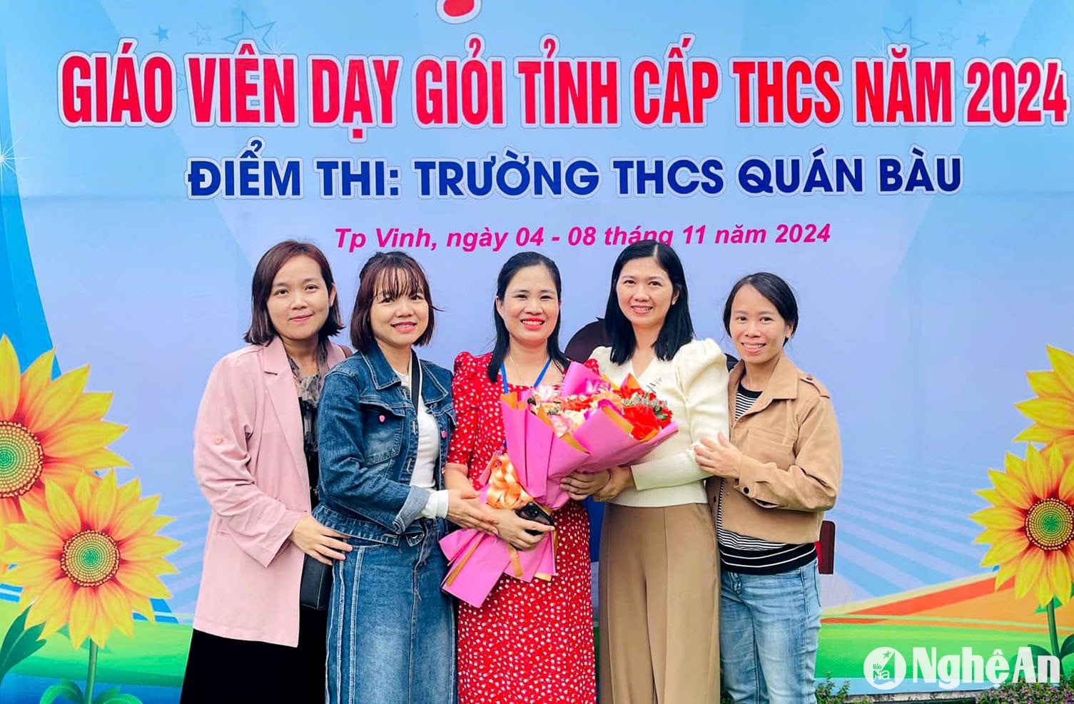 Cô giáo Trịnh Thị Hồng và các đồng nghiệp tại Hội thi giáo viên dạy giỏi tỉnh cấp THCS. Ảnh - NTCC