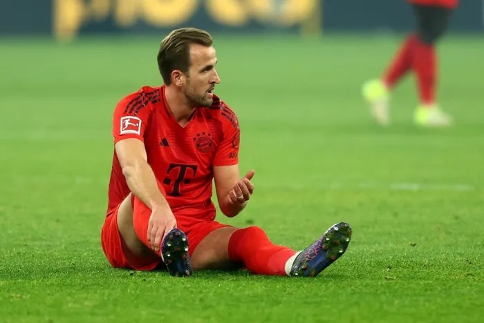 Harry Kane rời sân ở phút 33 do chấn thương