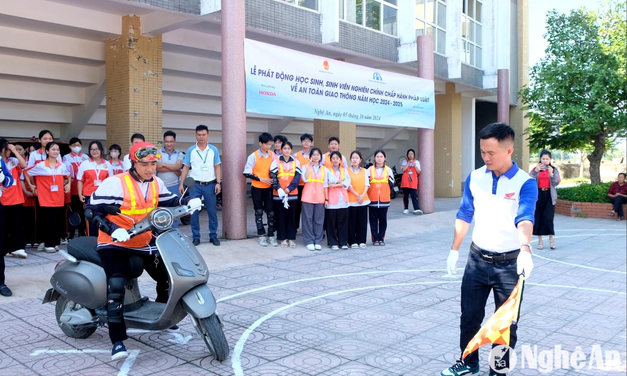 Hướng dẫn học sinh kỹ năng lái xe an toàn. Ảnh tư liêu Mỹ Hà