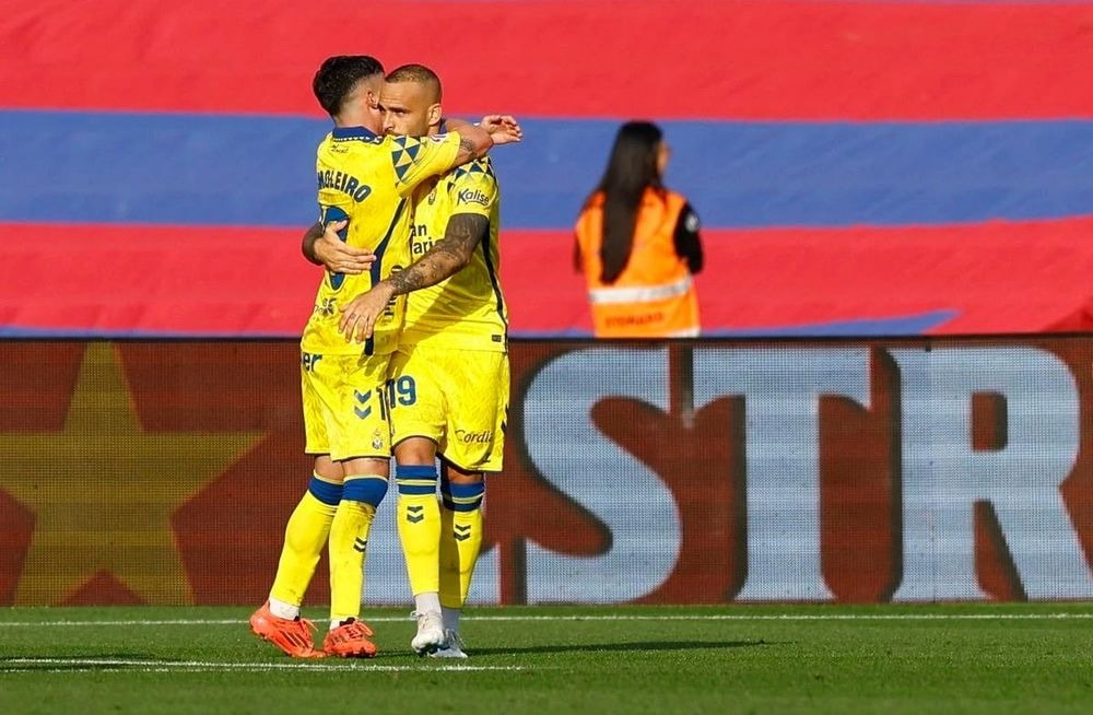 Sandro Ramirez (Bên phải) gieo sầu cho đội bóng cũ.