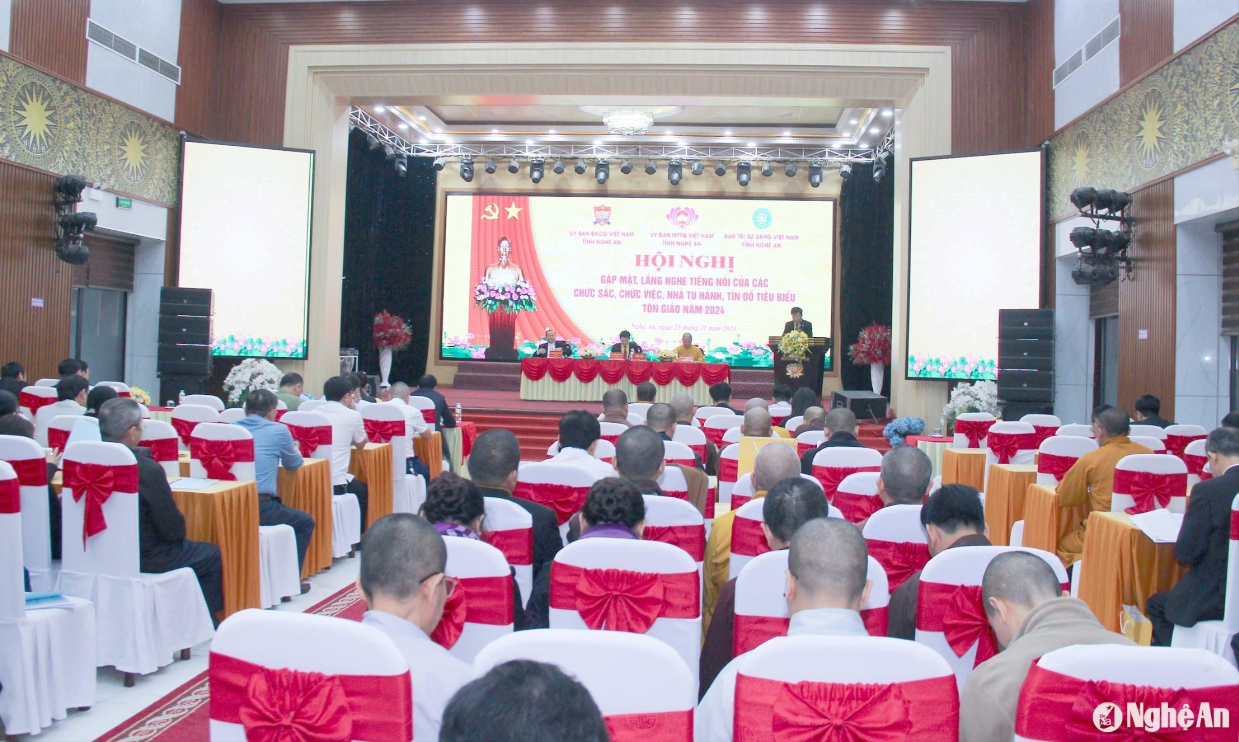 ban-thuong-truc-uy-ban-mat-tran-to-quoc-tinh-nghe-an-to-chuc-hoi-nghi-gap-mat-lang-nghe-tieng-noi-cac-chuc-sac-chuc-viec-nha-tu-hanh-tin-do-tieu-bieu-trong-ton-giao-nam-2024.-anh-mai-hoa(1).jpeg