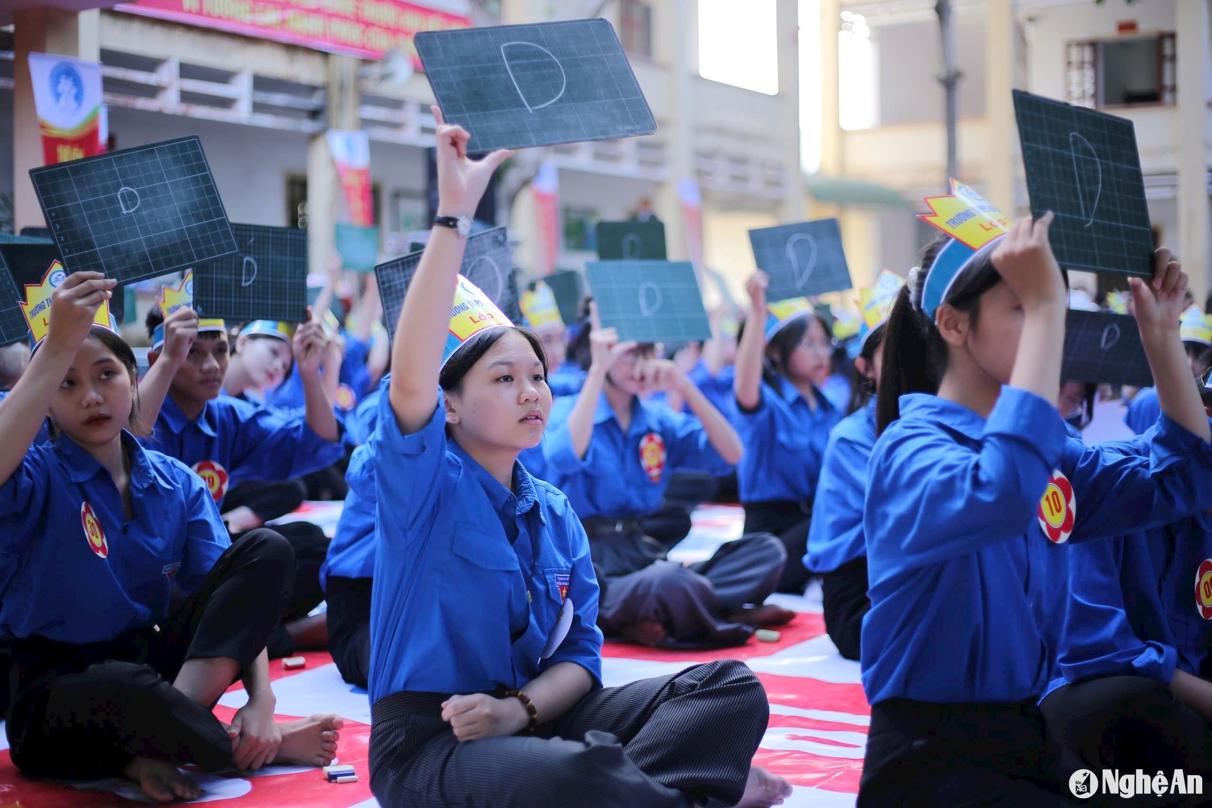 Học sinh Trường THPT Đặng Thúc Hứa - Thanh Chương tham gia hội thi Rung chuông vàng tìm hiểu SKSS. Ảnh - Mỹ Hà