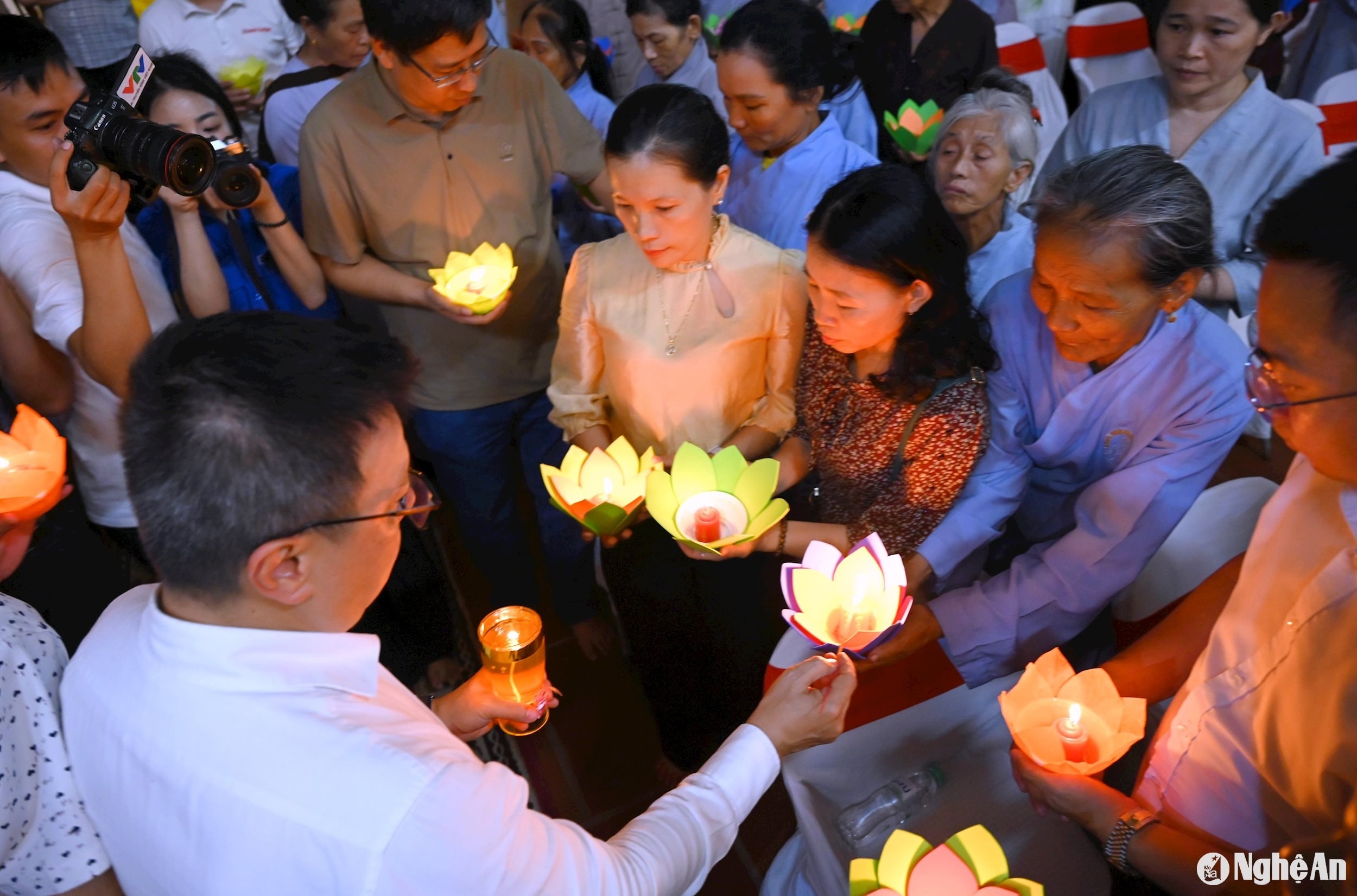 Chủ tịch Hội Nhà báo Việt Nam Lê Quốc Minh thực hiện nghi thức truyền đăng tại lễ cầu siêu tri ân các liệt sĩ nhà báo tại chùa Da. Ảnh tư liêu Thành Cường