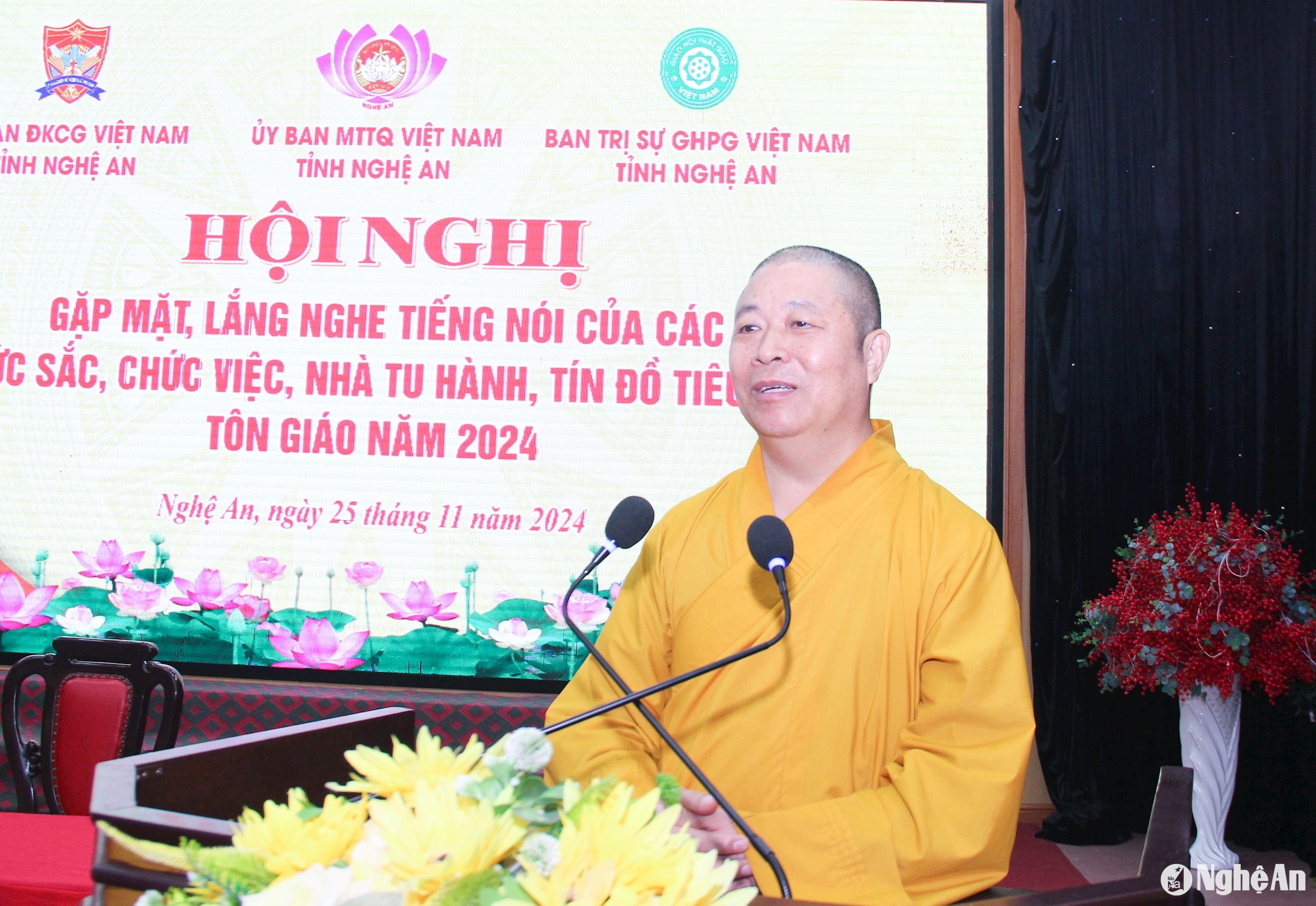 Hòa thượng Thích Thọ Lạc - Phó trưởng Ban Thường trực Ban Trị sự Giáo hội Phật giáo tỉnh phát biêu tại hội nghị . Ảnh Mai Hoa