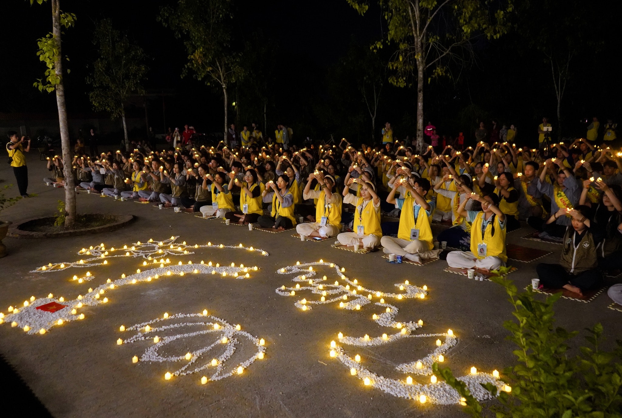 sinh viên tham gia đêm thiền trà %22 mắt thương nhìn cuộc đời%22 tại chùa Gám. Ảnh trang Phật giáo yên thành1