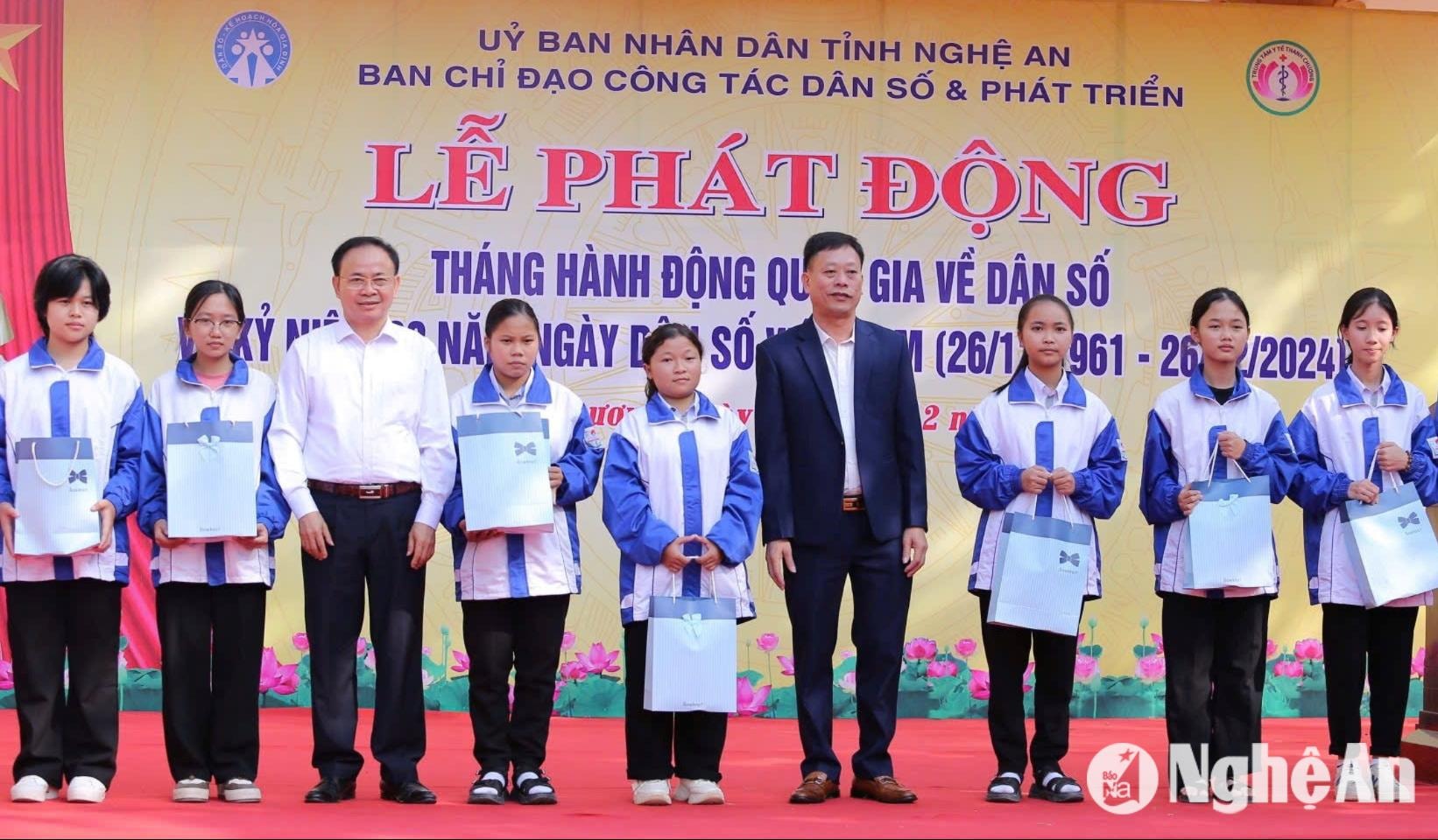 bna_ban-chi-dao-cong-tac-dan-so-tinh-tang-qua-cho-hoc-sinh-truong-thpt-thanh-chuong-3-anh-my-ha(1).jpg