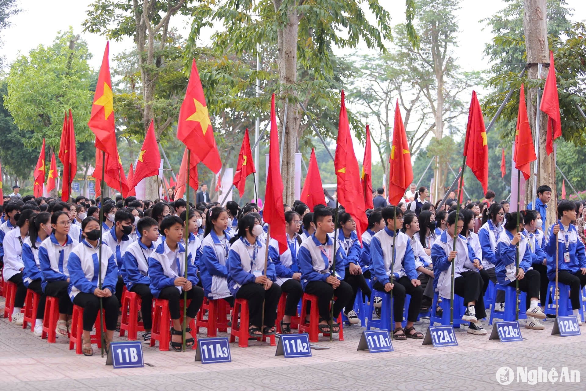 Học sinh Trường THPT Thanh Chương 3 tham gia buổi lễ phát động. Ảnh - Mỹ Hà