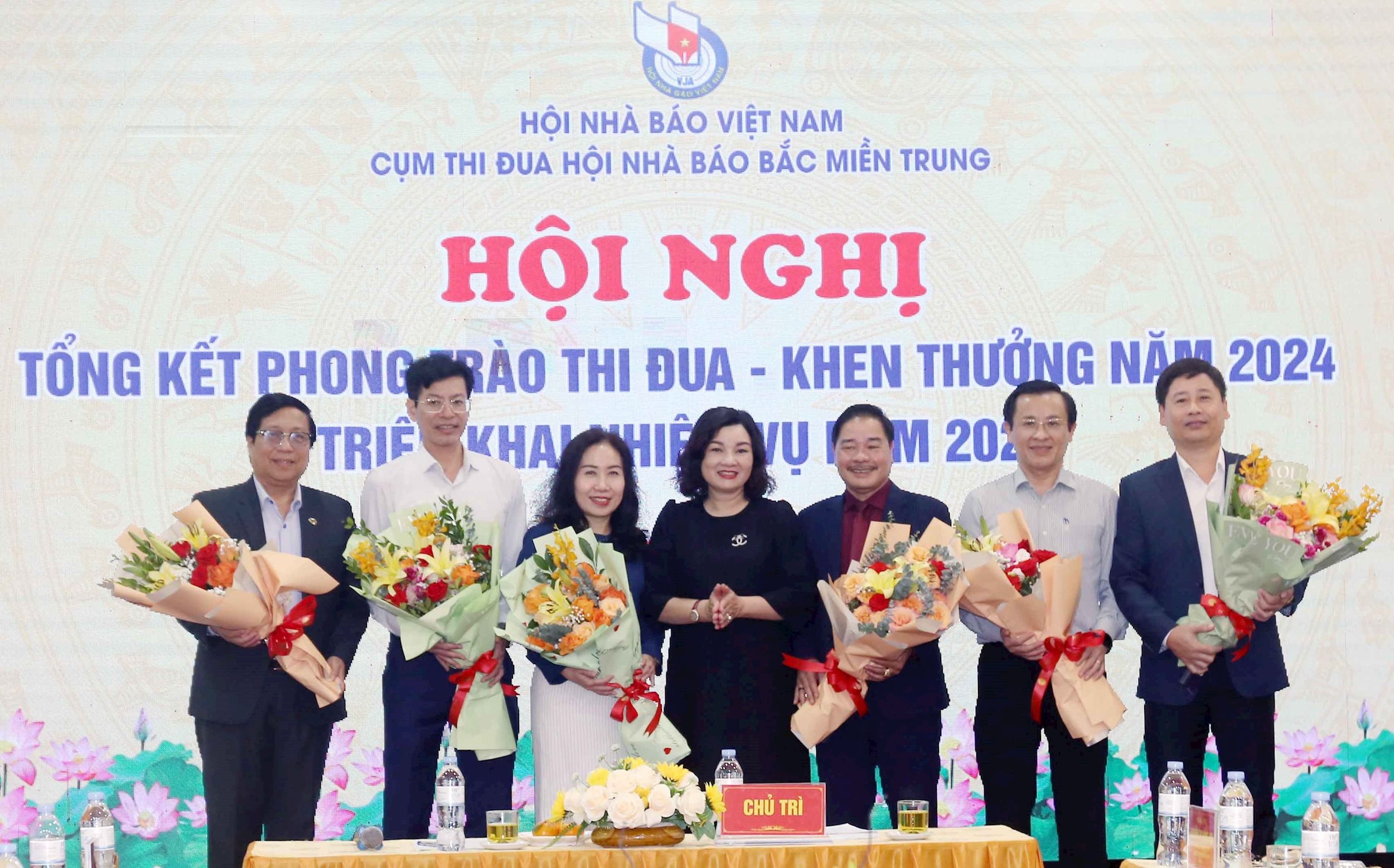 Trưởng Ban Tuyên giáo Tỉnh ủy Nghệ An tặng hoa chúc mừng đại diện lãnh đạo Hội Nhà báo các tỉnh Bắc Miền Trung. Ảnh: Thanh Quỳnh