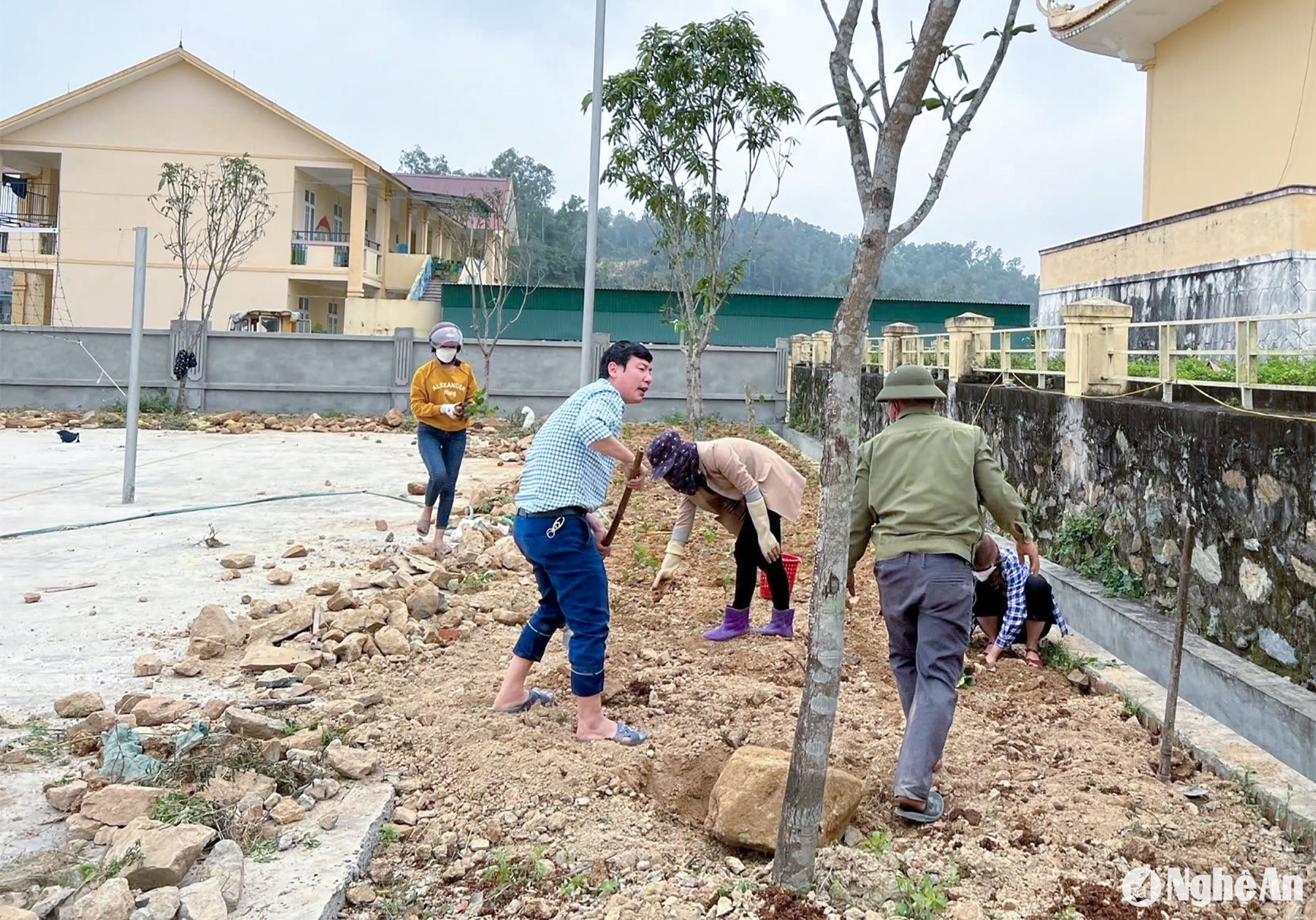 Cán bộ, công chức xã Hưng Yên Nam trực tiếp tham gia chỉnh trang khuôn viên khuôn viên trụ sở. Ảnh Hoàng Ân