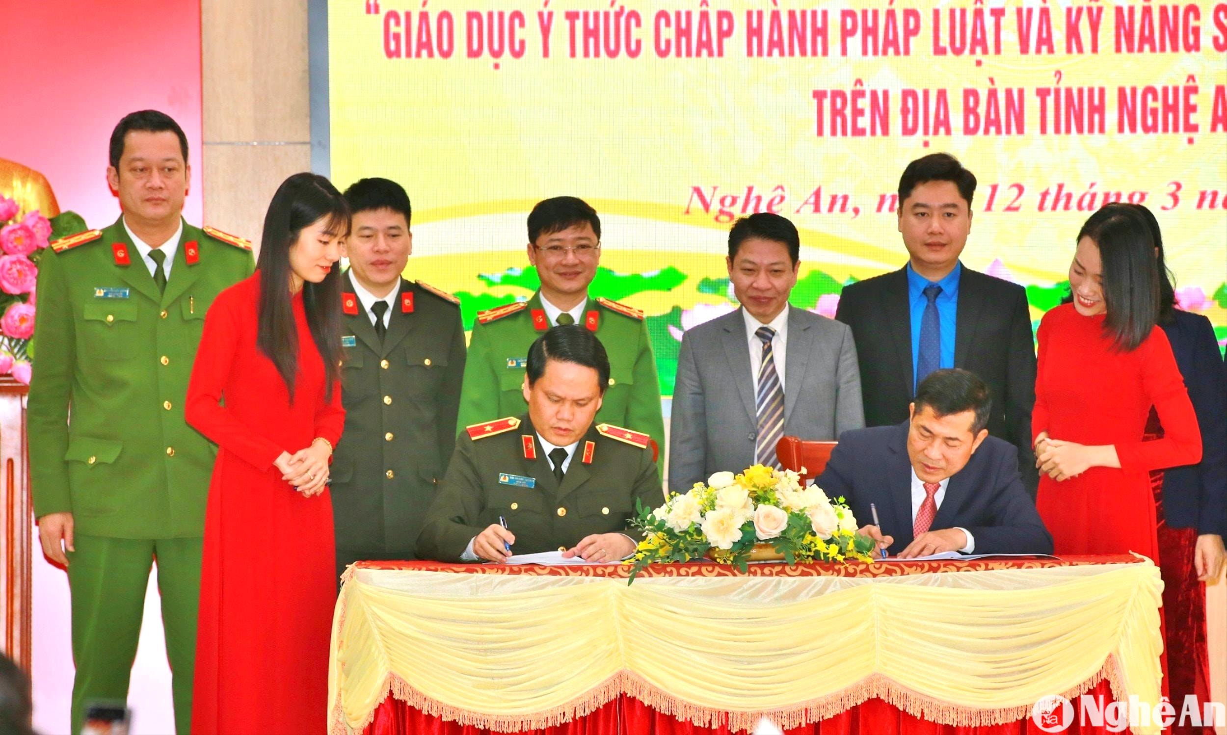 dai-dien-cac-ben-tien-hanh-ky-ke-hoach-phoi-hop-xay-dung-mo-hinh-giao-duc-phap-luat-va-ky-nang-song-cho-hoc-sinh.-anh-tu-lieu-an-quynh.jpg