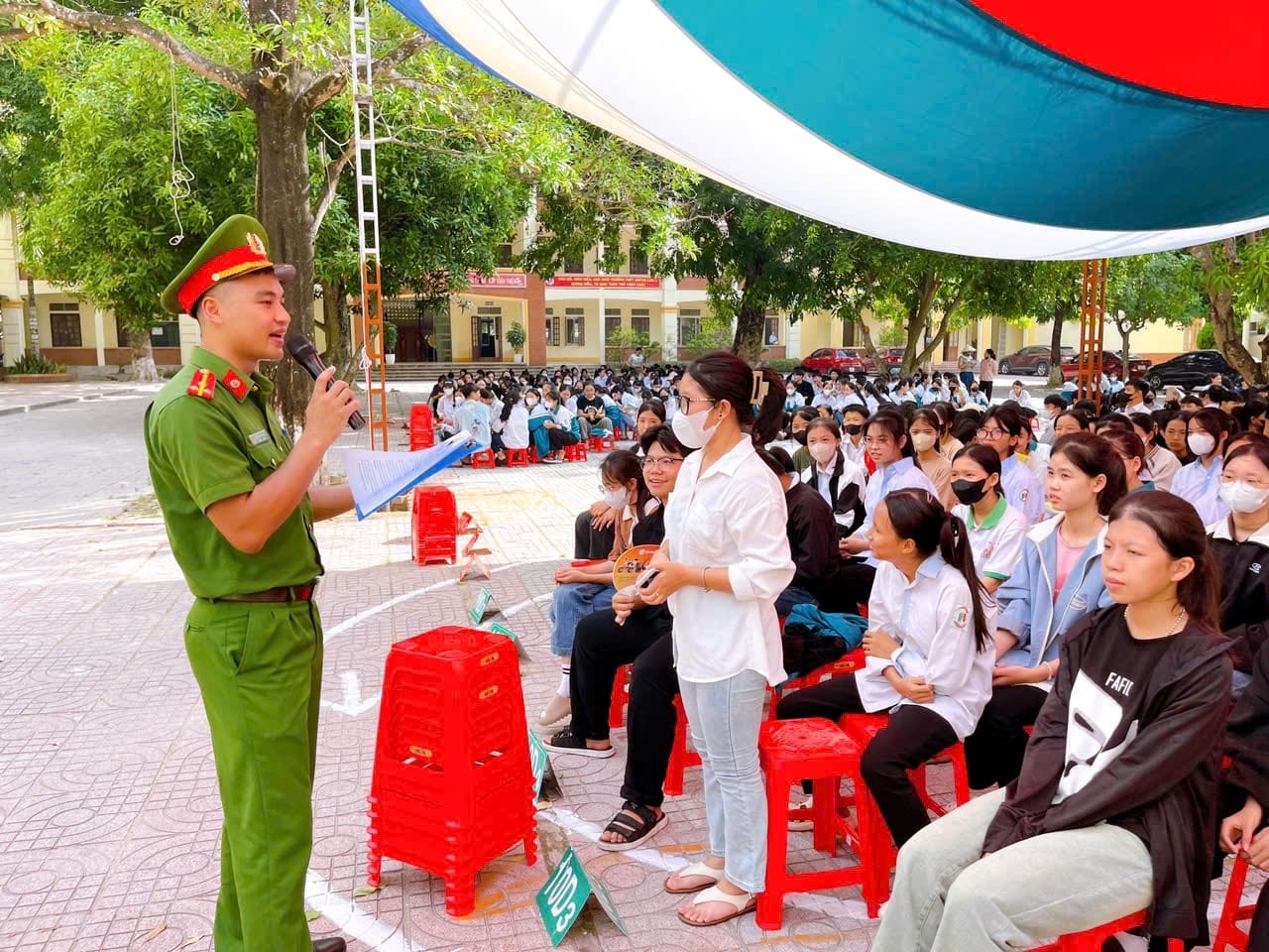 Cán bộ Công an huyện Quỳnh Lưu tuyên truyền phòng, chống pháo nổ trong dịp Tết Nguyên đán. Ảnh: Thu Hương.